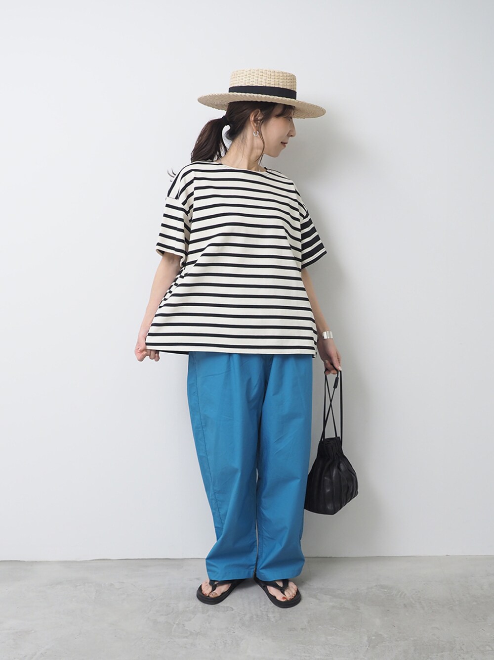 ホワイト系のTシャツ/カットソー、グリーン系のパンツを着用したレディースの夏コーディネートの1枚目の写真