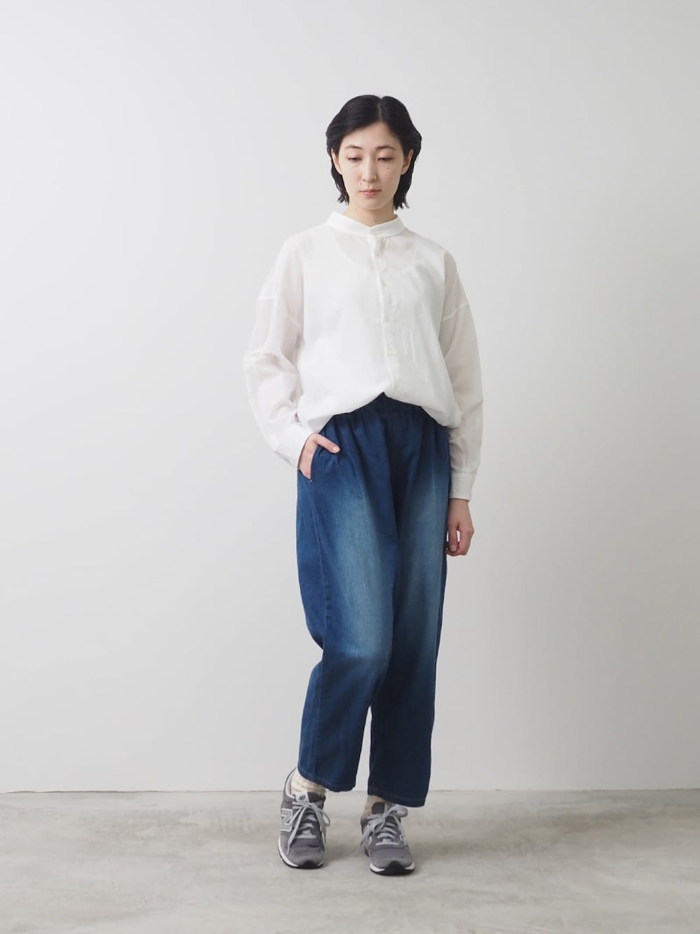 ホワイト系のシャツ/ブラウス、ブルー系のデニムパンツを着用したレディースの秋コーディネートの1枚目の写真