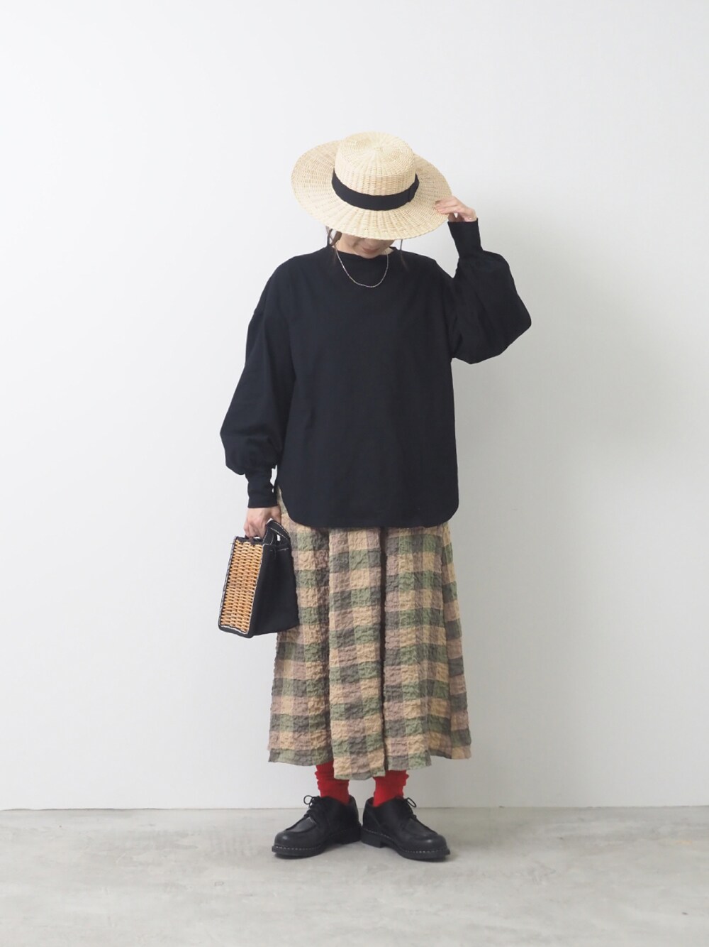 ブラック系のTシャツ/カットソー、ベージュ系のスカート、ブラック系のショルダーバッグを着用したレディースの夏コーディネートの1枚目の写真