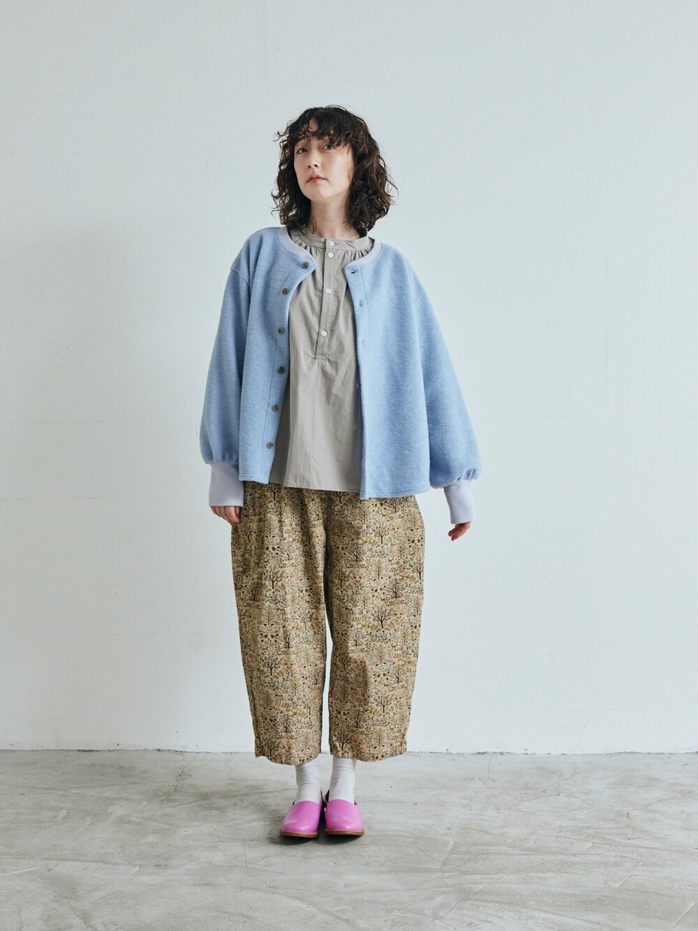 グレー系のシャツ/ブラウス、ベージュ系のその他パンツ、ブルー系のノーカラージャケットを着用したレディースの秋コーディネートの1枚目の写真