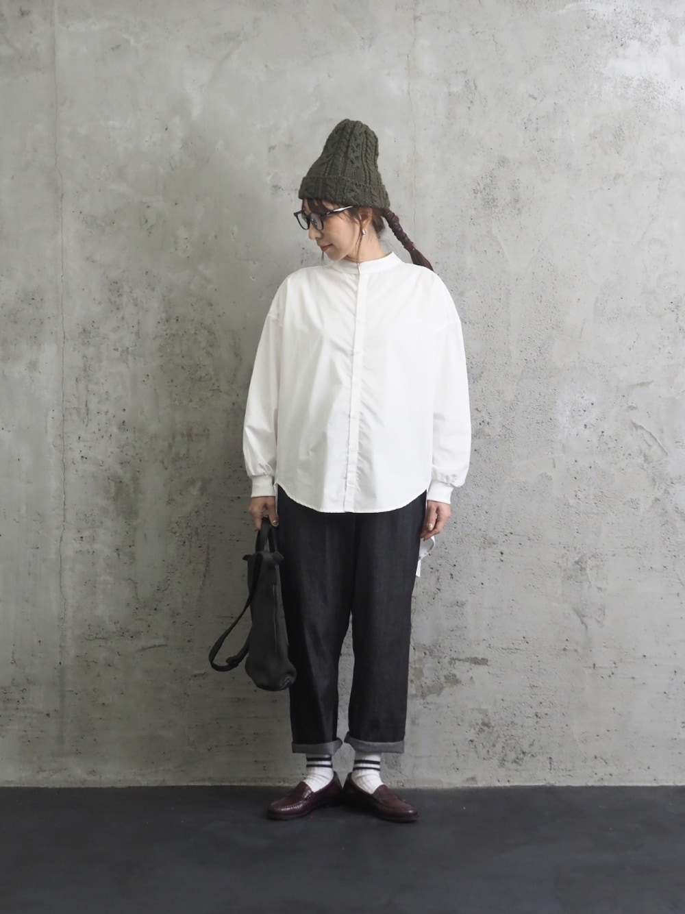 ホワイト系のシャツ/ブラウス、ブラック系のデニムパンツを着用したレディースの秋コーディネートの1枚目の写真