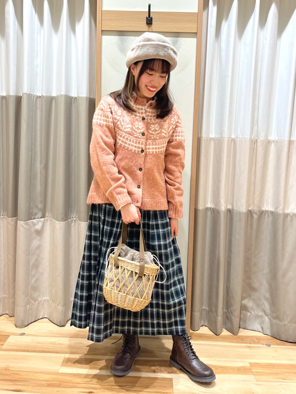 「オトナカジュアル、ゆるコーデ、スカートコーデ、冬コーデ、スカート、ニットカーディガン、ブーツ」｜「Samansa Mos2のフェイクファーロールワッチ（ハット、ブラウン系）」を使った、87さん（骨格ウェーブ・レディース・155cm）の冬コーディネートの1枚目の写真
