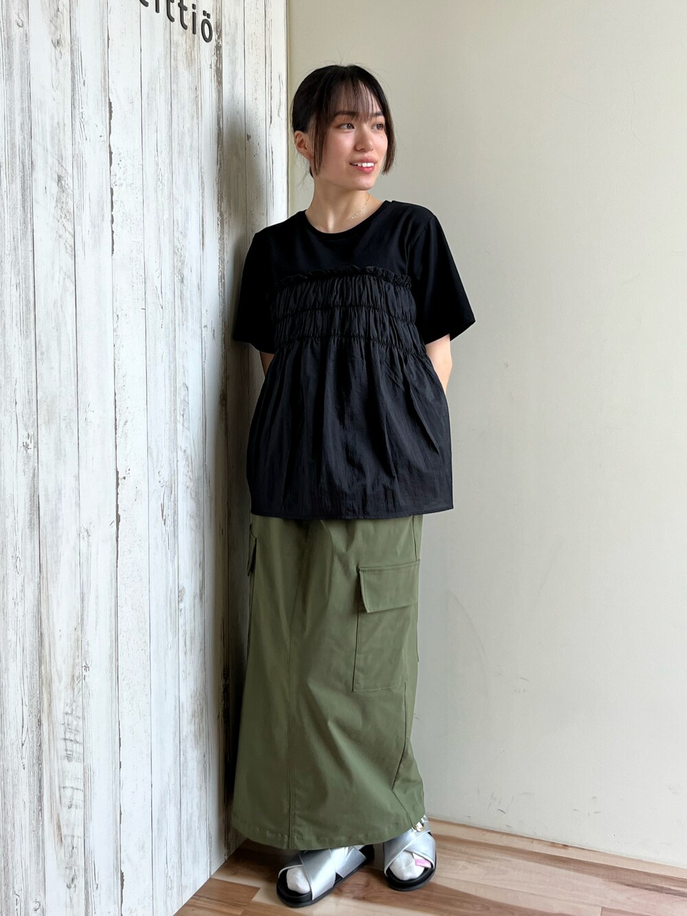 ブラック系のTシャツ/カットソー、グリーン系のスカート、シルバー系のドレスシューズを着用したレディースの夏コーディネートの1枚目の写真