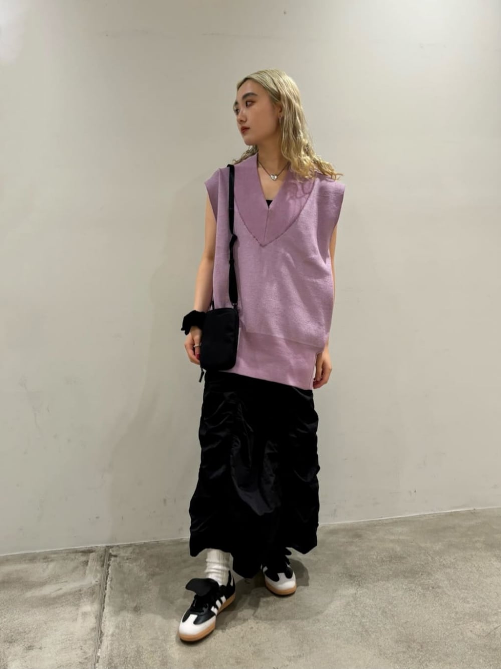 「ベーシック/トラッド、モード、ストリート、トレンド、リラックス、フェミニン、トラベル、BEAUTY&YOUTH」｜「BEAUTY&YOUTH UNITED ARROWSのナイロンヴィンテージ ドローストキャミワンピース（ワンピース、ブラック系）」を使った、MOMOKA YANAGIYAさん（レディース・158cm）の夏コーディネートの1枚目の写真