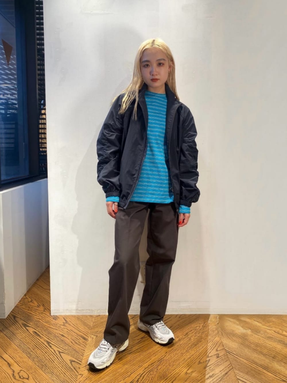 ブルー系のブルゾン、ブルー系のTシャツ/カットソー、ブラウン系のその他パンツを着用したレディースの春コーディネートの1枚目の写真