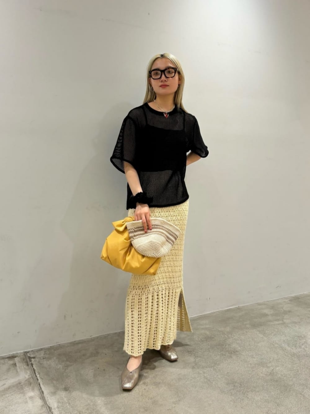 「ベーシック/トラッド、モード、トレンド、リラックス、トラベル、BEAUTY&YOUTH」｜「BEAUTY&YOUTH UNITED ARROWSのメッシュ クルーネック プルオーバー（Tシャツ/カットソー、ブラック系）」を使った、MOMOKA YANAGIYAさん（レディース・158cm）の夏コーディネートの1枚目の写真