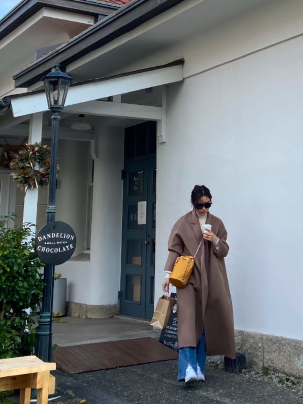 「オトナ女子、大人カジュアル、私の推しブランド、秋冬コーデ、おしゃれさんと繋がりたい、シンプルコーデ、大人コーデ、きれいめカジュアル、お出かけコーデ、コートスタイル、チェスターコート、コートコーデ、デニムコーデ、ZARA、ニューバランス574」｜「JEANASISのショートビーバーリバーロングコート/890430（その他アウター、ブラウン系）」を使った、jimaさん（レディース・162cm）の冬コーディネートの1枚目の写真