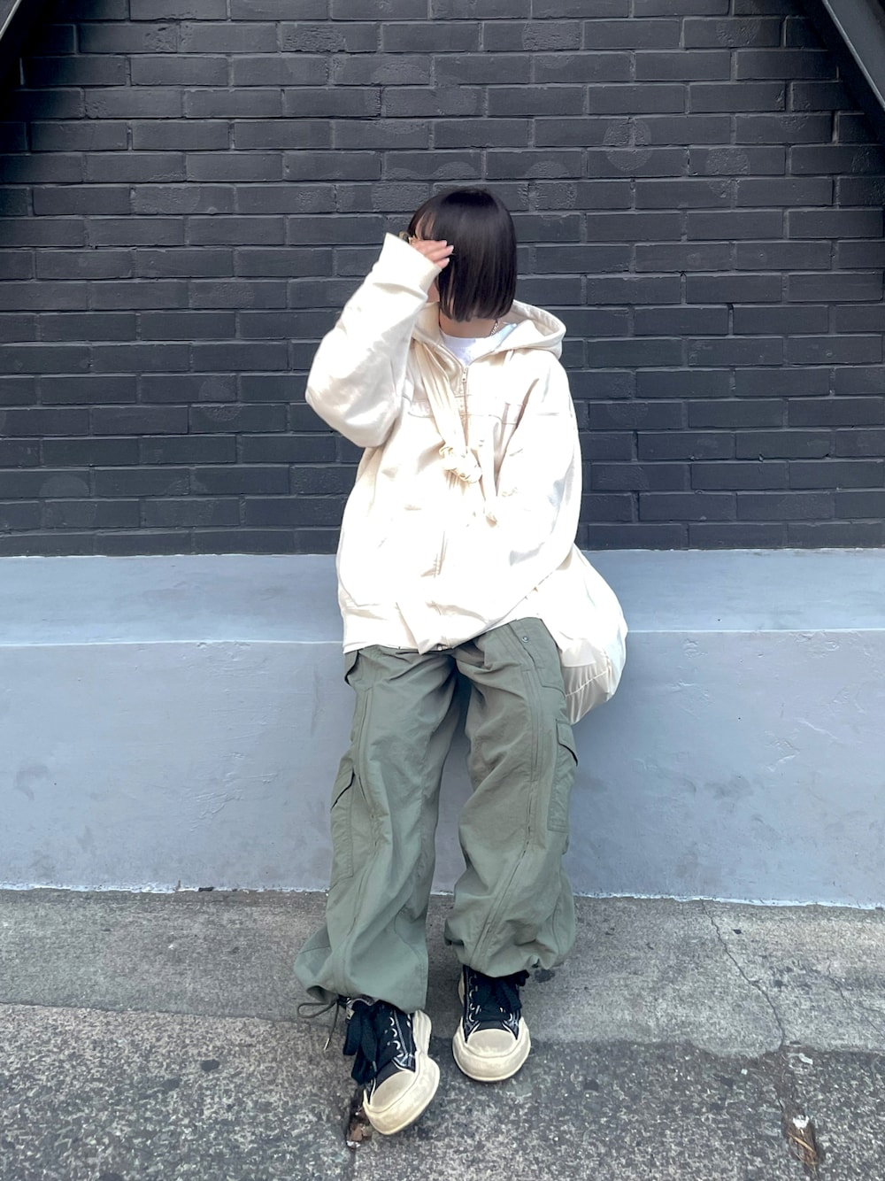 「春コーデ、お出かけコーデ、シンプルスタイル、おしゃれさんと繋がりたい、ゆったりコーデ、メンズライク、ボブ、オーバーサイズ、カーゴパンツ、グリーン、supreme、古着、古着女子、ショルダーバッグ、春服デビュー宣言」｜「AIVERのAVER　オーバーフライトカーゴパンツ（カーゴパンツ、グリーン系）」を使った、toiさん（レディース・156cm）の春コーディネートの1枚目の写真