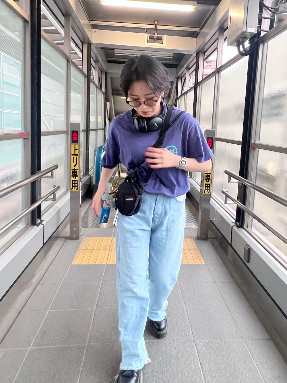「デニム、デニムパンツ、メンズライク、ボーイッシュ、Tシャツ、Wrangler、Dr.Martens、ショルダーバッグ、ヘッドホン、メンズライク女子、おしゃれさんと繋がりたい、メンズライクコーデ」｜「Wranglerのアイテム（デニムパンツ、ブルー系）」を使った、amiさん（レディース・157cm）の夏コーディネートの1枚目の写真