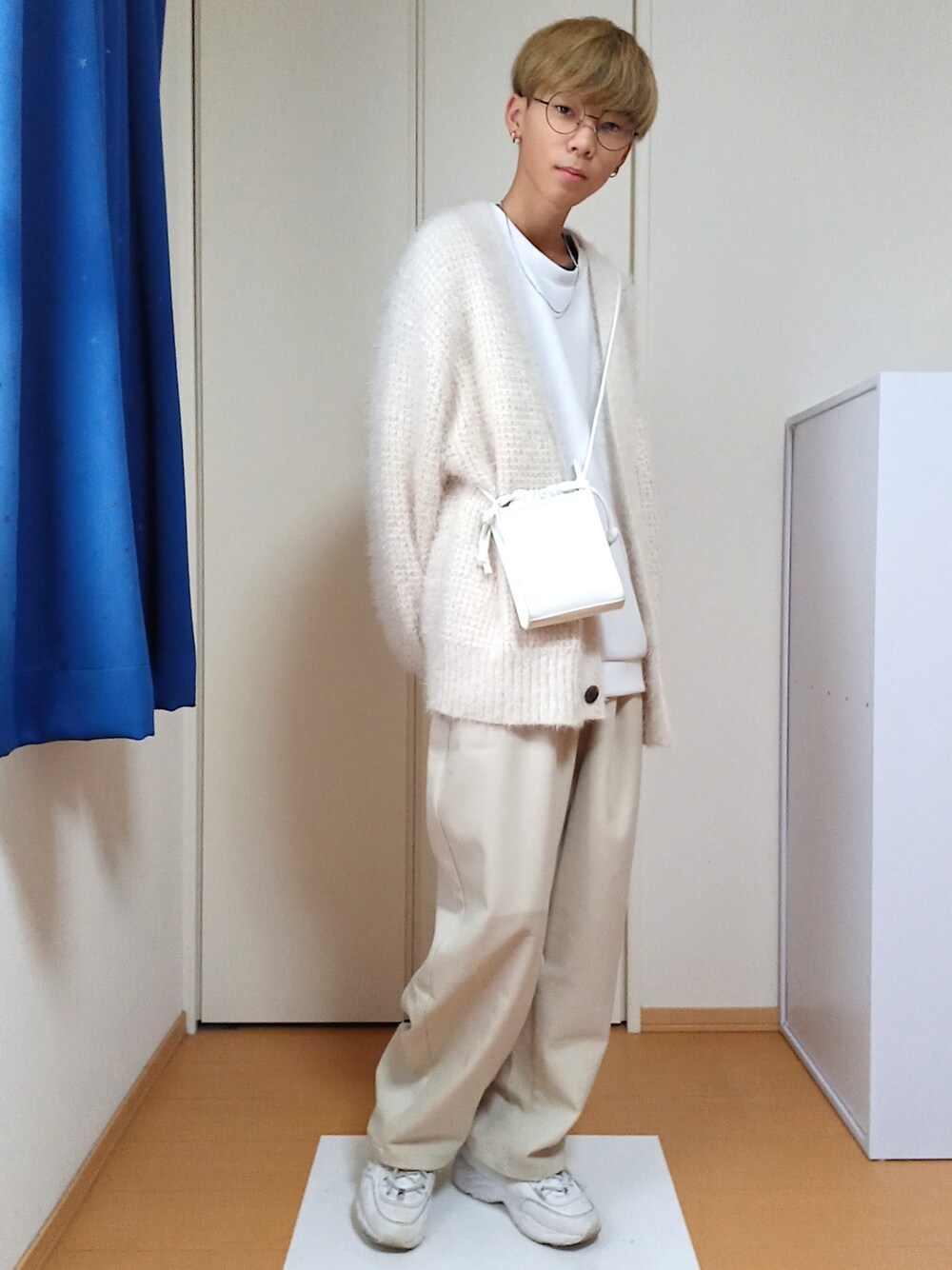 ホワイト系のその他パンツ、ホワイト系のカーディガン/ボレロ、ホワイト系のショルダーバッグを着用したメンズの冬コーディネートの1枚目の写真