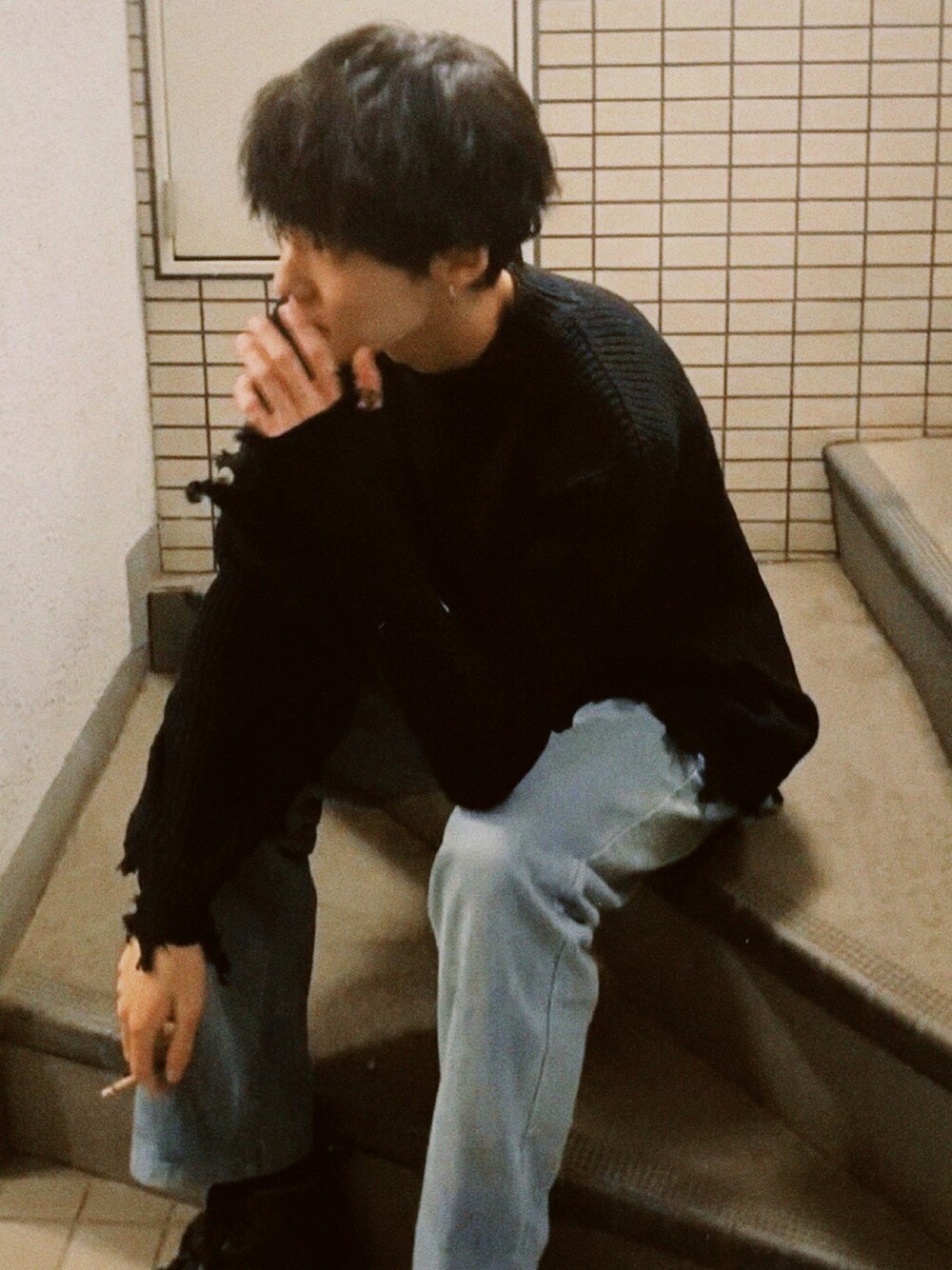 「休日スタイル」｜「G.O.Cのダメージクルーネックニット（ニット/セーター、ブラック系）」を使った、︎︎ 유마 ユマさん（メンズ・186cm）の秋コーディネートの1枚目の写真