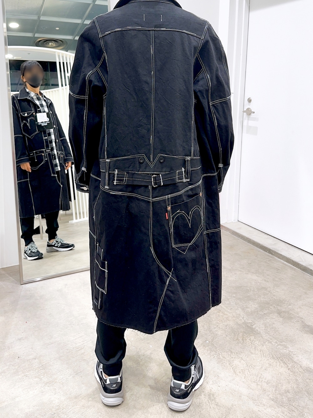 「モノトーンコーデ、シンプルコーデ、Levi's、COMME des GARCONS JUNYA WATANABE MAN、秋冬コーデ、ニューバランス990、スニーカーコーデ、秋服まるっと大公開、JUNYA WATANABE MAN、JUNYA WATANABE COMME des GARCONS MAN、モード系、モードカジュアル、モードコーデ、ブラックコーデ、コートスタイル」｜「JUNYA WATANABE COMME des GARCONSのアイテム（その他パンツ、ブラック系）」を使った、PiPiCOLO_MGRさん（メンズ・178cm）の秋コーディネートの1枚目の写真