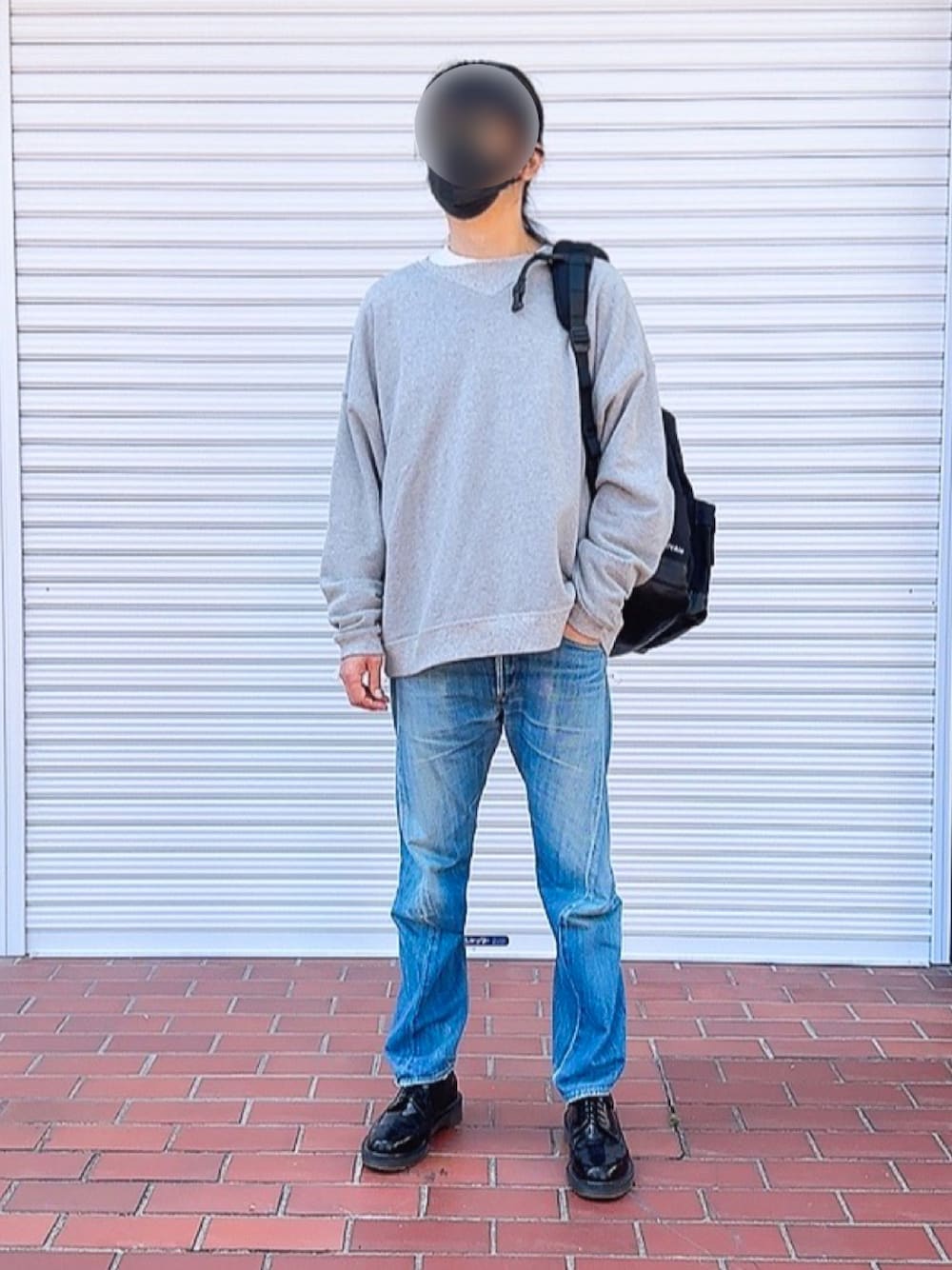 「リーバイス、リーバイスレッド、ベーシック/シンプル、スウェット、ウイングチップ、ドレスシューズ、50代ファッション、50代コーデ、50代カジュアル、メンズコーデ、リュック、リュックスタイル、デニム、デニムパンツ、デニムコーデ」｜「WHITEAGEのアイテム（バックパック/リュック、ブラック系）」を使った、PiPiCOLO_MGRさん（メンズ・178cm）の春コーディネートの1枚目の写真