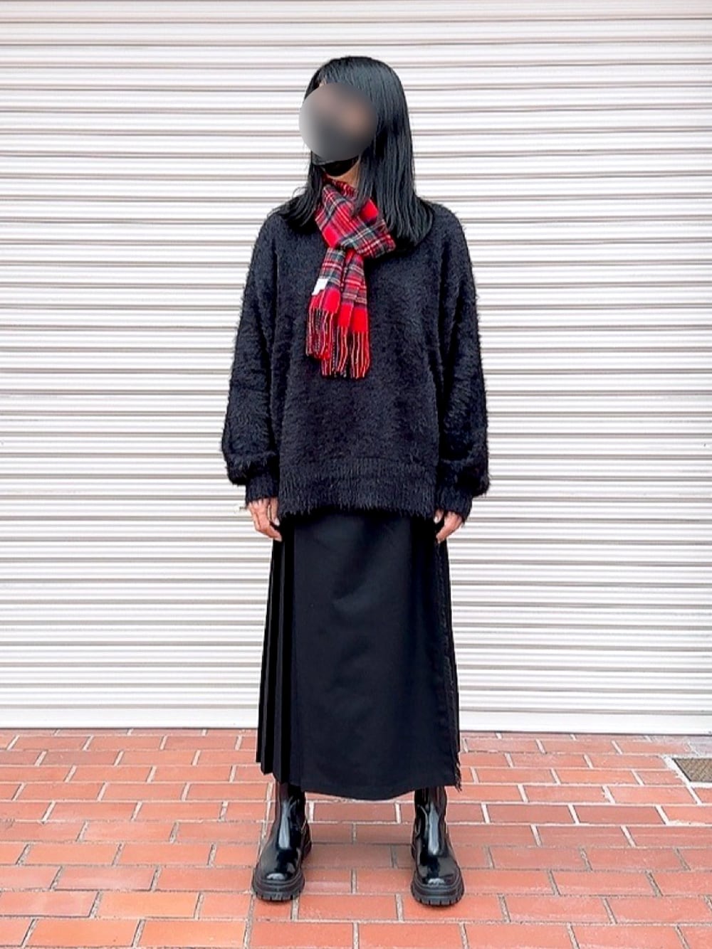 「モノトーン、モノクロ、スカート男子、スカートコーデ、巻きスカート、オニールオブダブリン、マキシスカート、50代ファッション、50代カジュアル、50代コーデ、レディース男子部、レディース男子、ジェンダーレス、ジェンダーレス部、ユニセックス」｜「Aphlotusのオーバーサイズ クルーネック モヘアライク シャギーニット セーター（ニット/セーター、ブラック系）」を使った、PiPiCOLO_MGRさん（メンズ・178cm）の冬コーディネートの1枚目の写真