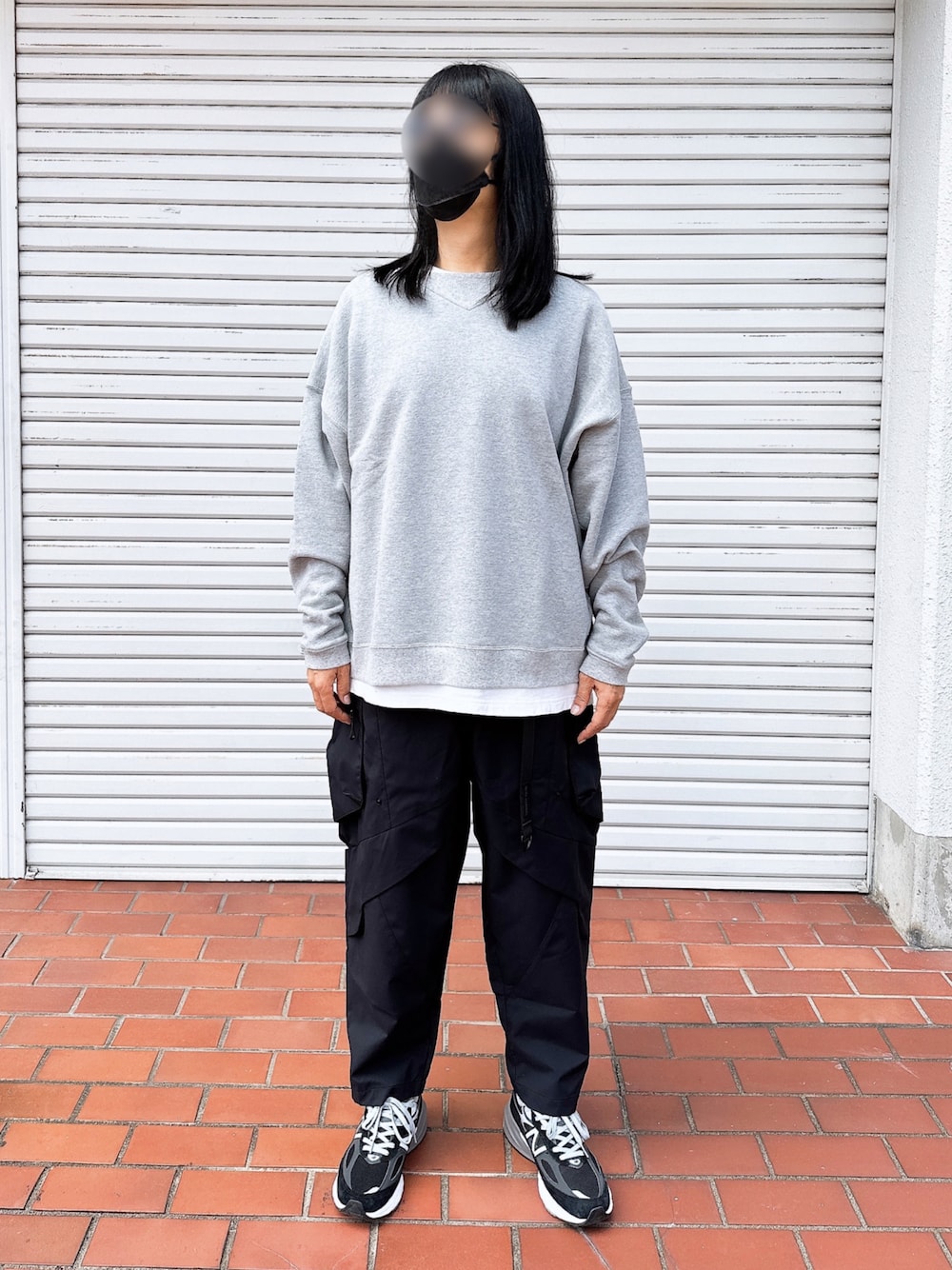 「秋服まるっと大公開、オーバーサイズ、スウェット、スウェットコーデ、スウェットシャツ、カーゴパンツ、カーゴパンツコーデ、黒、黒パンツ、テック系、テックファッション、シンプルコーデ、シンプルおしゃれが好き、50代ファッション、シンプル部」｜「Octo gambolのアイテム（その他パンツ、ブラック系）」を使った、PiPiCOLO_MGRさん（メンズ・178cm）の秋コーディネートの1枚目の写真