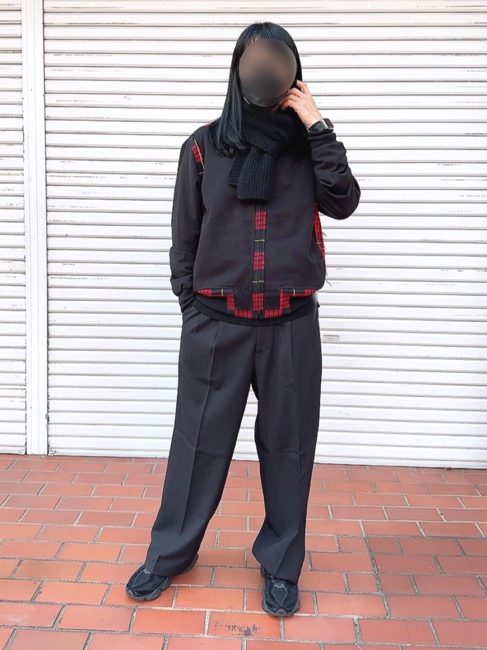 「スラックス、バギーパンツ、ワイドパンツ、ワイドスラックス、大人コーデ、おしゃれさんと繋がりたい、フレッドペリー、GU、GUコーデ、50代ファッション、50代カジュアル、50代コーデ、モノトーンコーデ、モノトーン、ワイドパンツ×スニーカー」｜「FRED PERRYのLaurel Wreath Cut-Away Harrington Jacket（ブルゾン、ブラック系）」を使った、PiPiCOLO_MGRさん（メンズ・178cm）の冬コーディネートの1枚目の写真