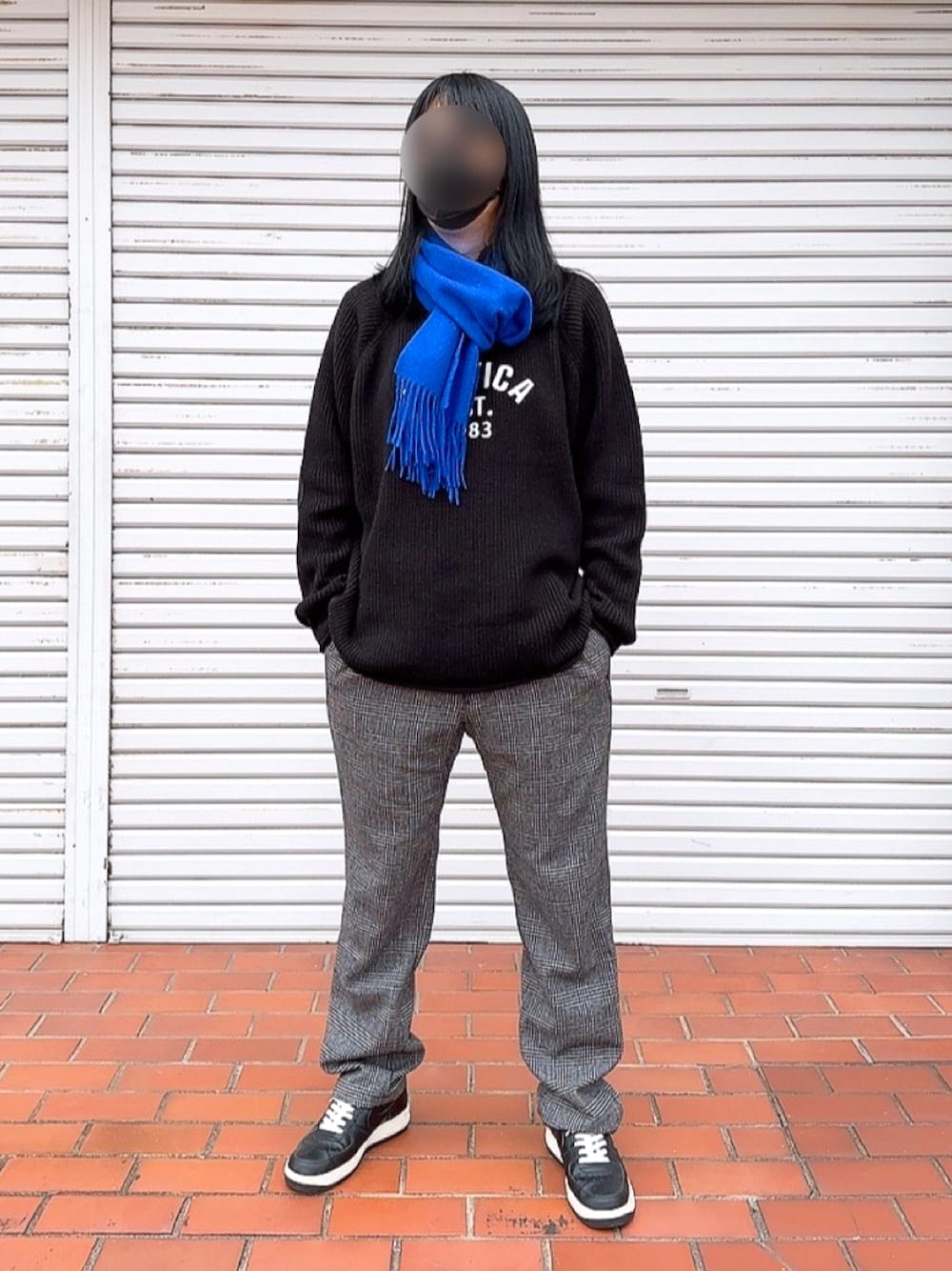 「nautica、マフラー、差し色コーデ、差し色（青）、グレンチェック柄パンツ、グレンチェック、グラミチ、スラックス、スラックスパンツ、エアフォースワン、50代ファッション、50代カジュアル、50代コーデ、シンプルスタイル、オーバーサイズ」｜「NIKEのアイテム（スニーカー、ブラック系）」を使った、PiPiCOLO_MGRさん（メンズ・178cm）の冬コーディネートの1枚目の写真