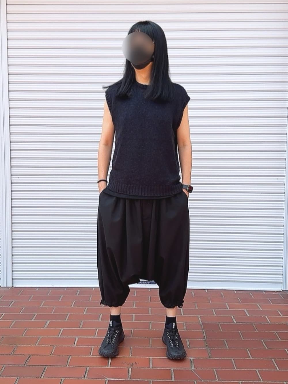 「GROUND Y、COMME des GARCONS HOMME PLUS、COMME des GARCONS、コムデギャルソンオムプリュス、コムデギャルソン、モノトーンコーデ、モノトーン、ジェンダーレス、ジェンダーレス男子、50代ファッション、50代コーデ、50代カジュアル、モード系、ノースリーブ、ノースリーブニット」｜「COMME des GARCONS HOMME PLUSのアイテム（スニーカー、ブラック系）」を使った、PiPiCOLO_MGRさん（メンズ・178cm）の春コーディネートの1枚目の写真