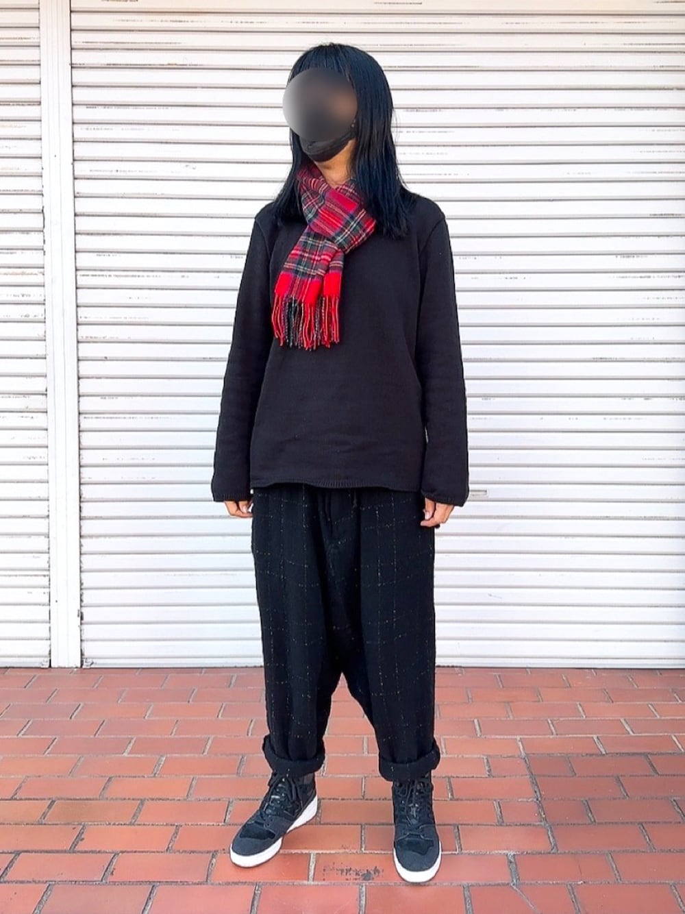 「ブラックコーデ、コムデギャルソン、サルエルパンツ、サルエル、モード系、モード、モノトーン、モノトーンコーデ、ジュンヤワタナベ、ニューバランス、タータンチェック、50代ファッション、50代カジュアル、50代コーデ、長髪男子」｜「BLACK COMME des GARCONSのアイテム（ニット/セーター、ブラック系）」を使った、PiPiCOLO_MGRさん（メンズ・178cm）の冬コーディネートの1枚目の写真
