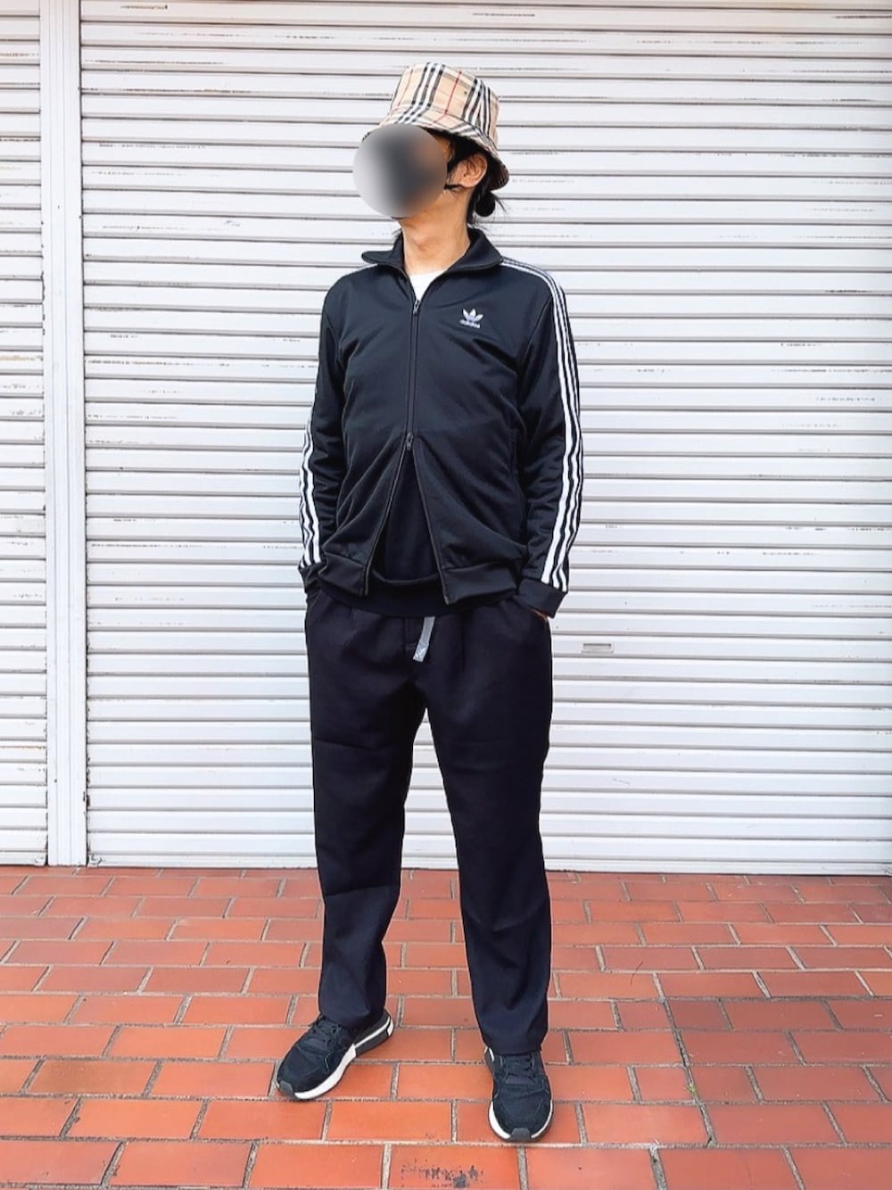 「アディダスオリジナルス、アディダス、アディダス(adidas)、アディダスジャージ、50代ファッション、50代コーデ、50代カジュアル、バーバリーチェック、バーバリー、バケットハット、バケットハットコーデ、モノトーンコーデ、ジャージ、ジャージコーデ、ファッションを楽しもう」｜「Gramicciのアイテム（スラックス、ブラック系）」を使った、PiPiCOLO_MGRさん（メンズ・178cm）の秋コーディネートの1枚目の写真