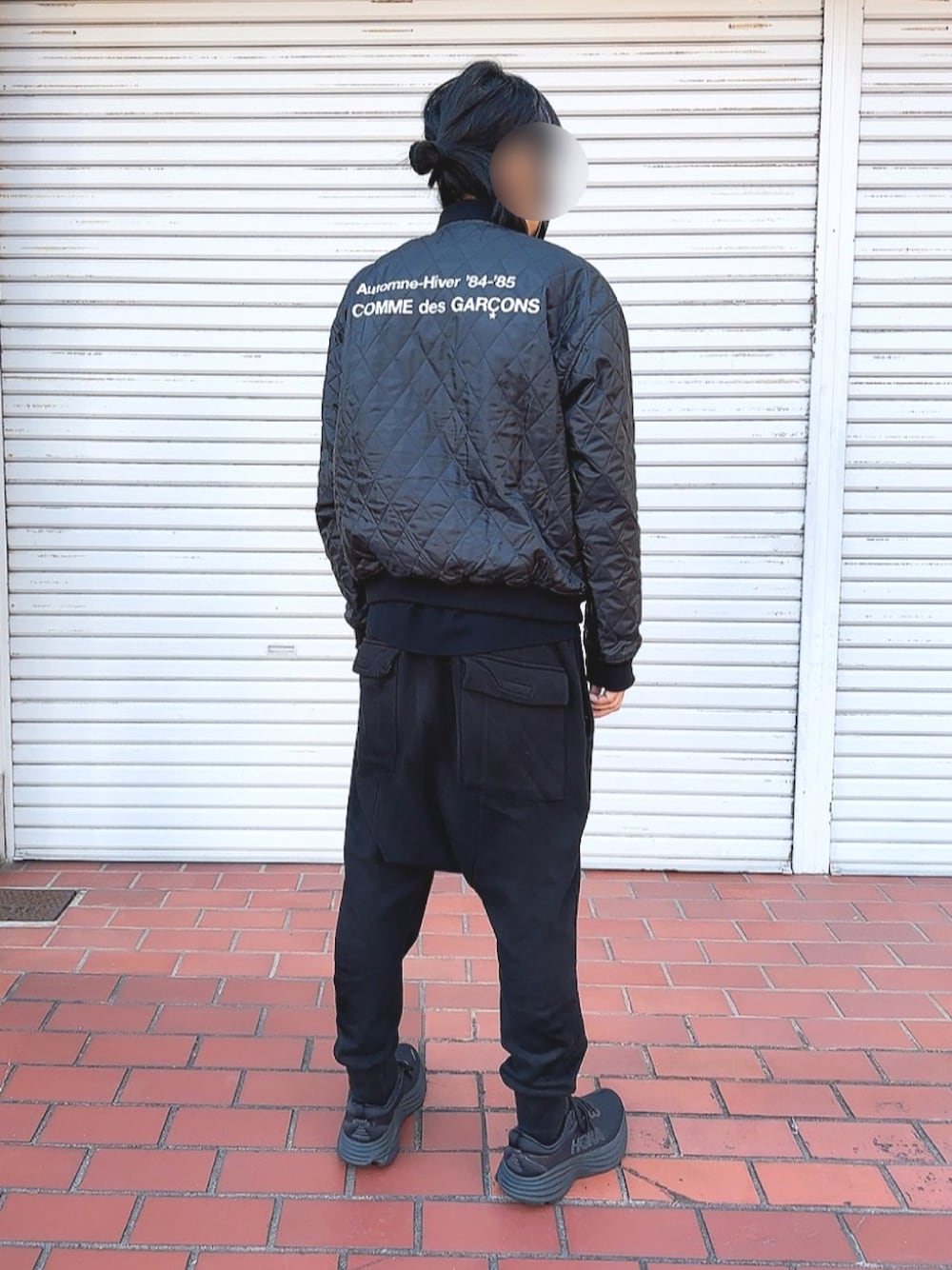 「CDG、50代ファッション、50代カジュアル、50代コーデ、50代、コムデギャルソン、サルエルパンツ、サルエル、スウェットパンツ、モノトーンコーデ、モノトーン、HOKAONEONE、作業着、仕事コーデ、仕事着」｜「HOKAのHOKA ONE ONE / Bondi8 "BLACK-WHITE"（スニーカー、ブラック系）」を使った、PiPiCOLO_MGRさん（メンズ・178cm）の秋コーディネートの1枚目の写真