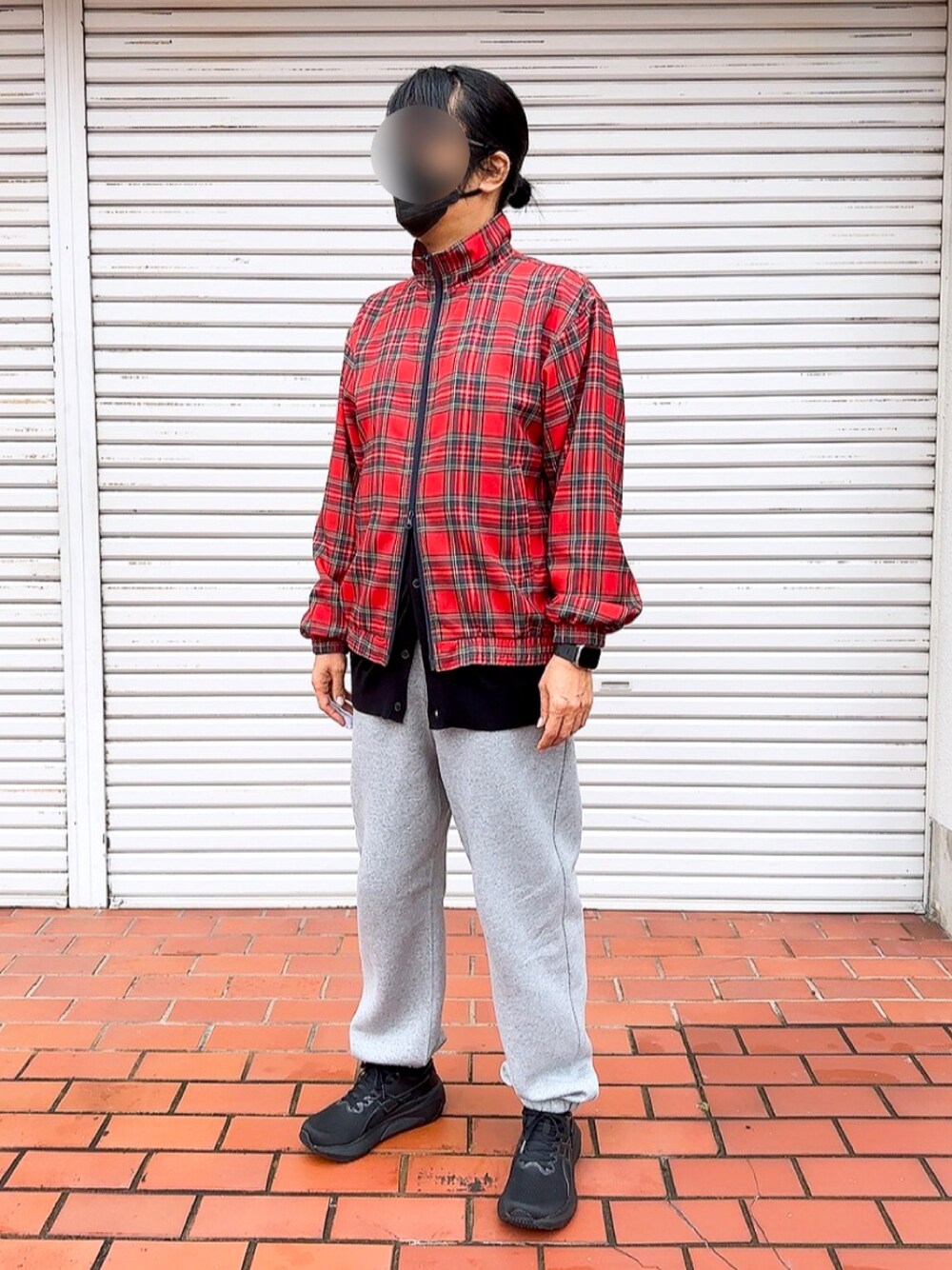 「アシックス、スウェットパンツ、スニーカーコーデ、スウェット、タータンチェック、ビームス、50代ファッション、50代カジュアル、50代コーデ、厚底シューズ、赤、赤チェック、シンプルコーデ、休日スタイル、暖冬」｜「GUのアイテム（スウェットパンツ、グレー系）」を使った、PiPiCOLO_MGRさん（メンズ・178cm）の冬コーディネートの1枚目の写真