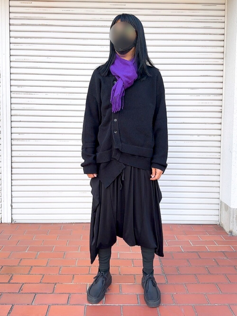 「ユニセックス、ユニセックスコーデ、モノトーン、モノトーンコーデ、ブラック、ブラックコーデ、サルエルパンツ、サルエル、50代ファッション、50代カジュアル、50代コーデ、差し色(紫)、パープル、長髪男子、クラークス」｜「antiquaの変形アシメカーディガン（カーディガン/ボレロ、ブラック系）」を使った、PiPiCOLO_MGRさん（メンズ・178cm）の冬コーディネートの1枚目の写真