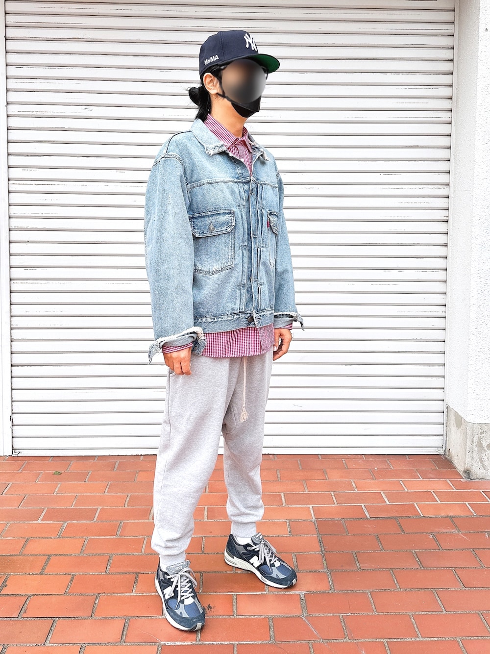 「秋のコーデ、秋服、シンプルスタイル、オトナカジュアル、オーバーサイズ、デニムジャケット、リーバイス、ニューバランス、スウェットパンツ、サルエルパンツ、50代ファッション、50代カジュアル、休日コーデ、ギンガムチェックシャツ、Gジャン」｜「minsobiのスウェットサルエルパンツ（スウェットパンツ、グレー系）」を使った、PiPiCOLO_MGRさん（メンズ・178cm）の秋コーディネートの1枚目の写真