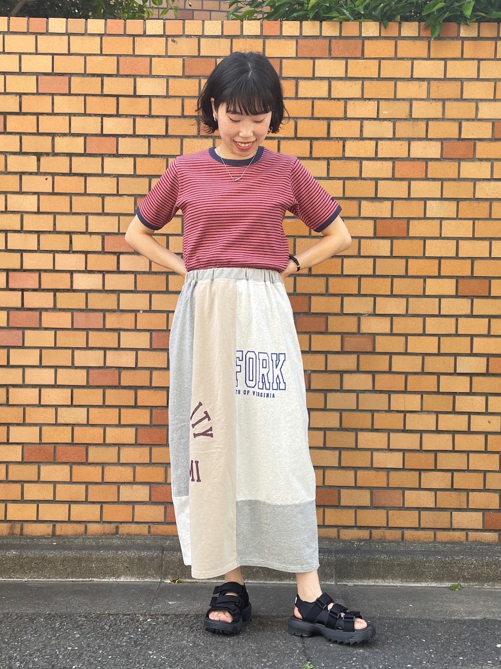 「CUBE SUGAR、ボーダーTシャツ、リンガーTシャツ、コクーンスカート、古着風コーデ、カジュアルコーデ」｜「CUBE SUGARのテレコリブボーダーリンガーTシャツ（Tシャツ/カットソー、ピンク系）」を使った、よしかわさん（レディース・160cm）の春コーディネートの1枚目の写真