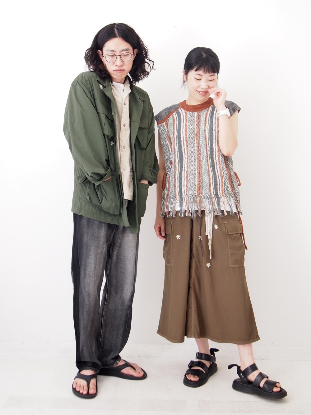 「TOBILA、CUBE SUGAR、カップルコーデ、夫婦コーデ、アメカジ、古着風コーデ」｜「TOBILAのナイロンフラワー刺繍フィールドジャケット（ブルゾン、グリーン系）」を使った、よしかわさん（レディース・160cm）の春コーディネートの1枚目の写真