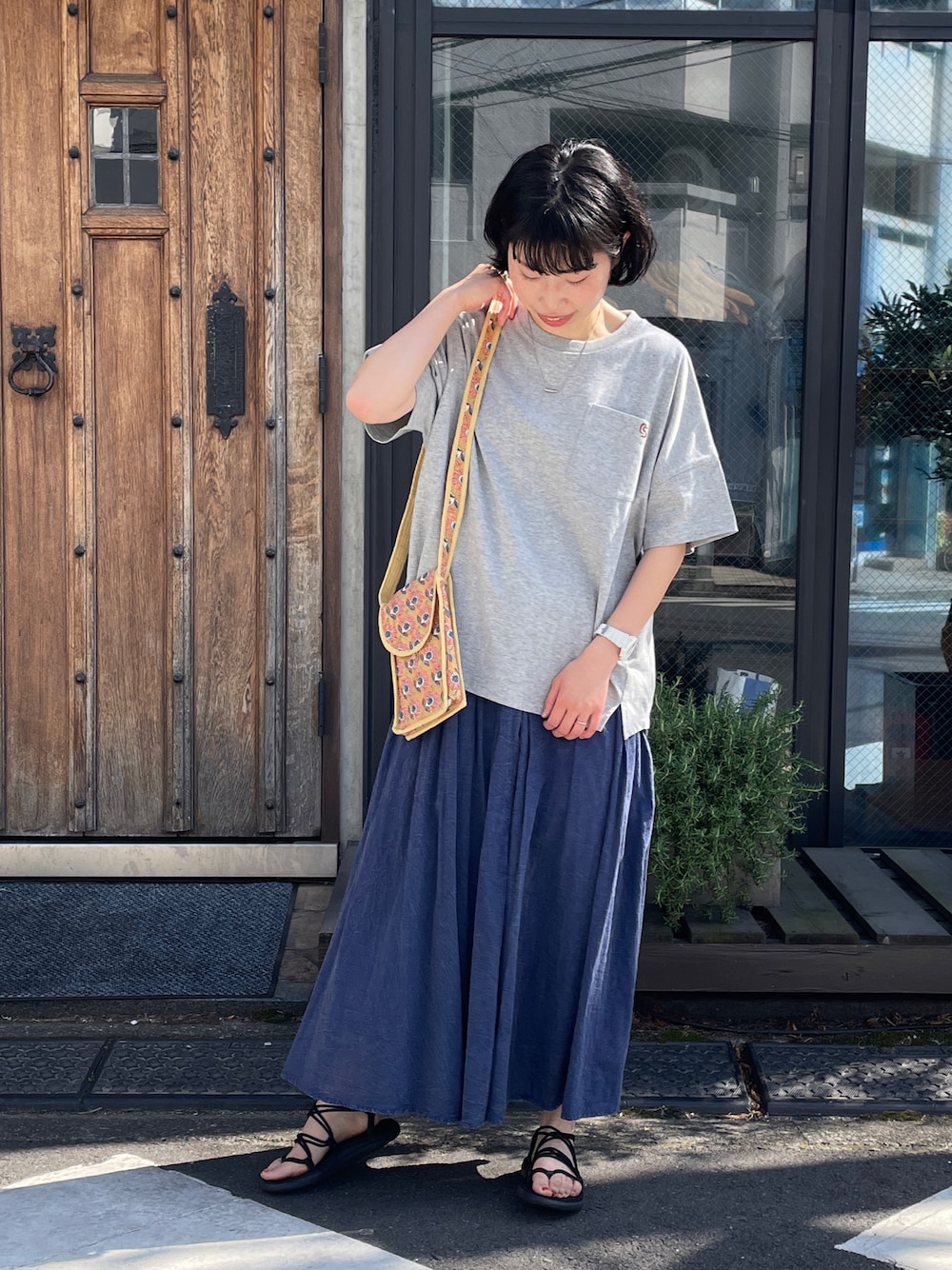 「CUBE SUGAR、休日コーデ、汗染み防止、初夏コーデ、ミニショルダーバッグ、Tシャツコーデ、Tシャツ×スカート、バックロゴT、バックロゴ」｜「CUBE SUGARのインド綿アシッドウォッシュギャザースカート（スカート、ブルー系）」を使った、よしかわさん（レディース・160cm）の春コーディネートの1枚目の写真