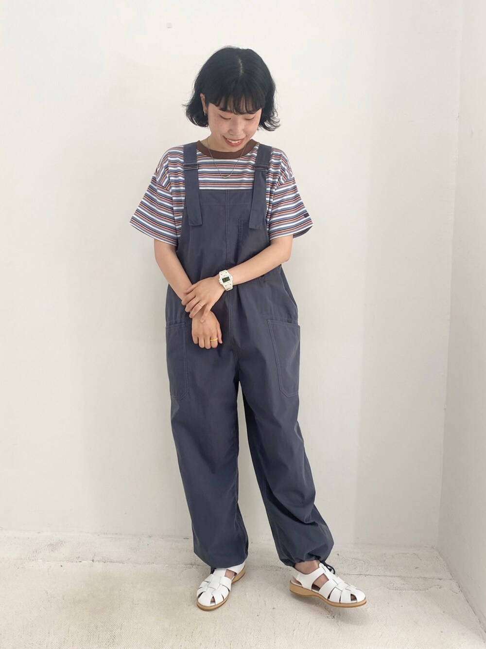 「CUBE SUGAR、サロペットパンツ、ボーダーTシャツ、マルチボーダー、グルカサンダル、レザーサンダル」｜「CUBE SUGARのWEB限定レザーグルカサンダル（サンダル、ホワイト系）」を使った、よしかわさん（レディース・160cm）の夏コーディネートの1枚目の写真