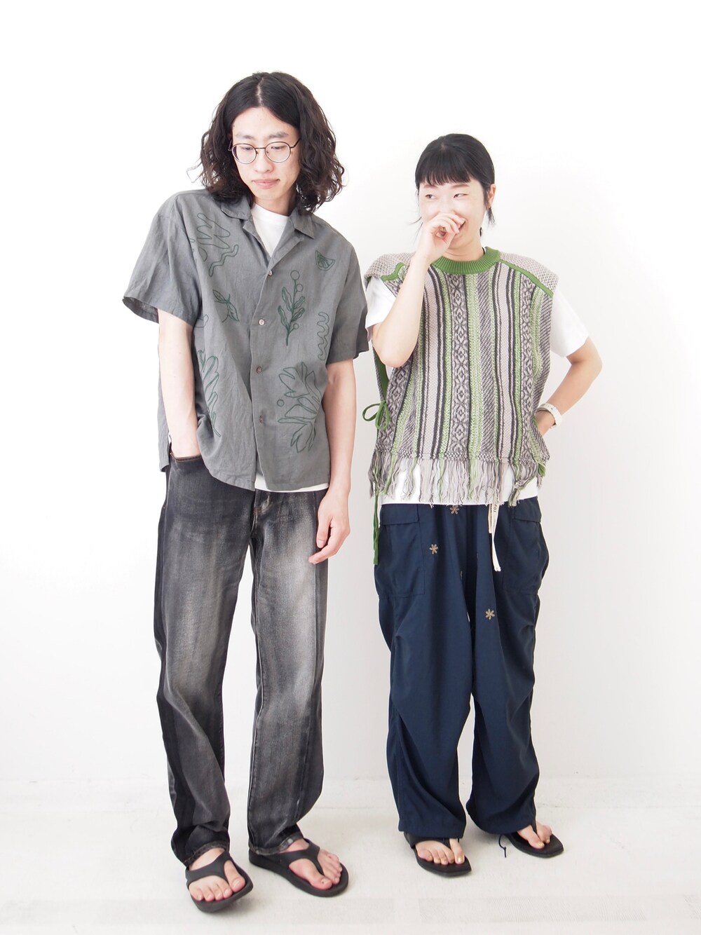 「TOBILA、CUBE SUGAR、カップルコーデ、夫婦コーデ、夫婦兼用、大人女子、ジェンダーレス」｜「TOBILAのコットンリネンボタニカル刺繍オープンカラーシャツ（シャツ/ブラウス、グレー系）」を使った、よしかわさん（レディース・160cm）の春コーディネートの1枚目の写真