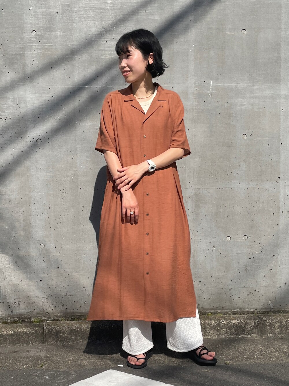 「CUBE SUGAR、シャツワンピース、シャツワンピ、レースパンツ、ホワイトパンツ」｜「CUBE SUGARのシャドーボーダー変り袖シャツワンピース（シャツワンピース、ブラウン系）」を使った、よしかわさん（レディース・160cm）の春コーディネートの1枚目の写真