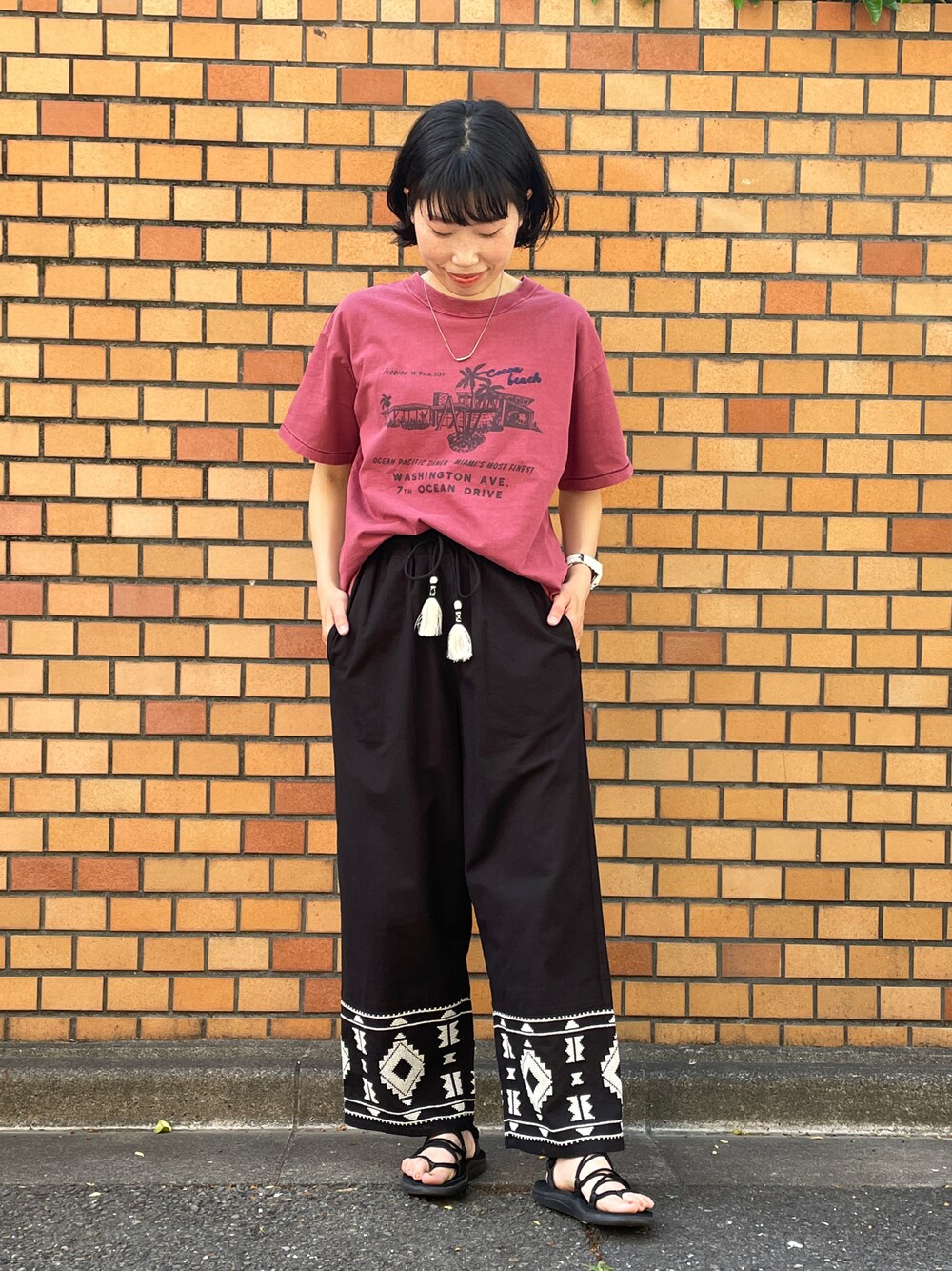 「CUBE SUGAR、休日コーデ、楽チンコーデ、刺繍パンツ、ピグメント加工、古着風コーデ、古着風T、ワインカラー」｜「CUBE SUGARのピグメント染ロゴプリントTシャツ（Tシャツ/カットソー、レッド系）」を使った、よしかわさん（レディース・160cm）の春コーディネートの1枚目の写真