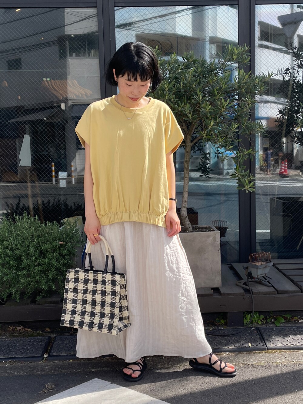 「CUBE SUGAR、ストライプスカート、Tシャツコーデ、ギンガムチェック」｜「CUBE SUGARのOE天竺無地裾ギャザープルオーバーTシャツ（Tシャツ/カットソー、イエロー系）」を使った、よしかわさん（レディース・160cm）の春コーディネートの1枚目の写真