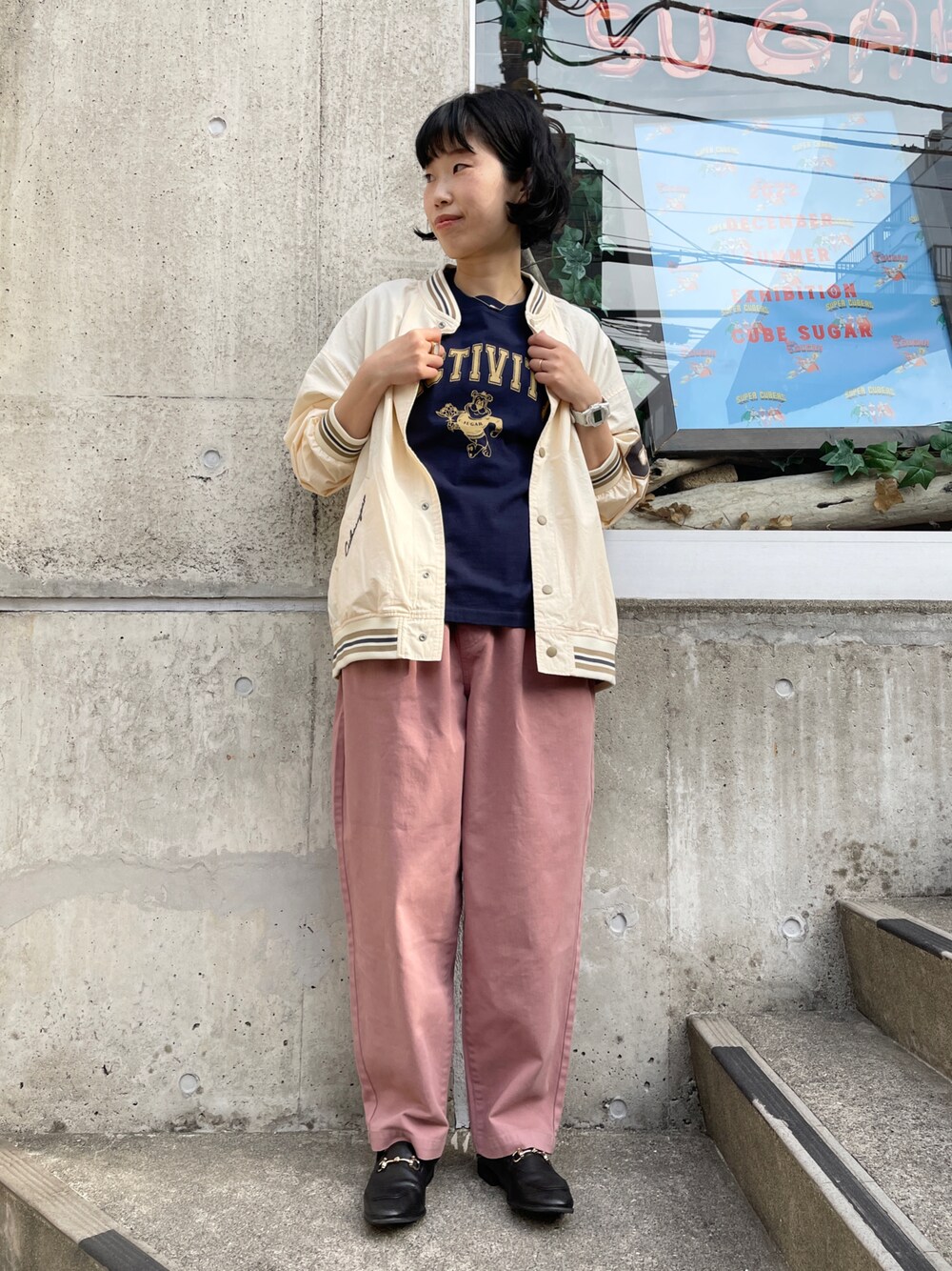 「大人カジュアル、CUBESUGAR、スタジャン、ワイドパンツ、ピンクパンツ、春服デビュー宣言、春アウター」｜「CUBE SUGARのオーガニックコットンカレッジロゴプリントTシャツ（Tシャツ/カットソー、ブルー系）」を使った、よしかわさん（レディース・160cm）の春コーディネートの1枚目の写真
