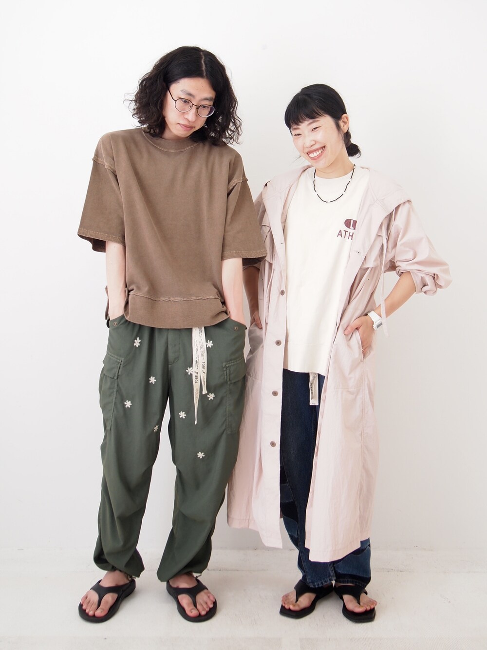 「TOBILA、CUBE SUGAR、カップルコーデ、夫婦コーデ、ビンテージ風」｜「TOBILAのミニ裏毛スウェットボックスTシャツ（Tシャツ/カットソー、ブラウン系）」を使った、よしかわさん（レディース・160cm）の春コーディネートの1枚目の写真