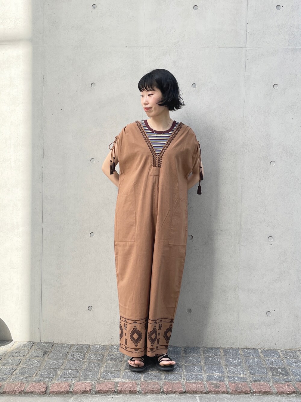 「CUBE SUGAR、刺繍オールインワン、刺繍ブラウス、オールインワン、オトナカジュアル、ボーダータンク、ボーダーインナー」｜「CUBE SUGARの綿スラブローン刺繍オールインワン（つなぎ/オールインワン、ブラウン系）」を使った、よしかわさん（レディース・160cm）の春コーディネートの1枚目の写真