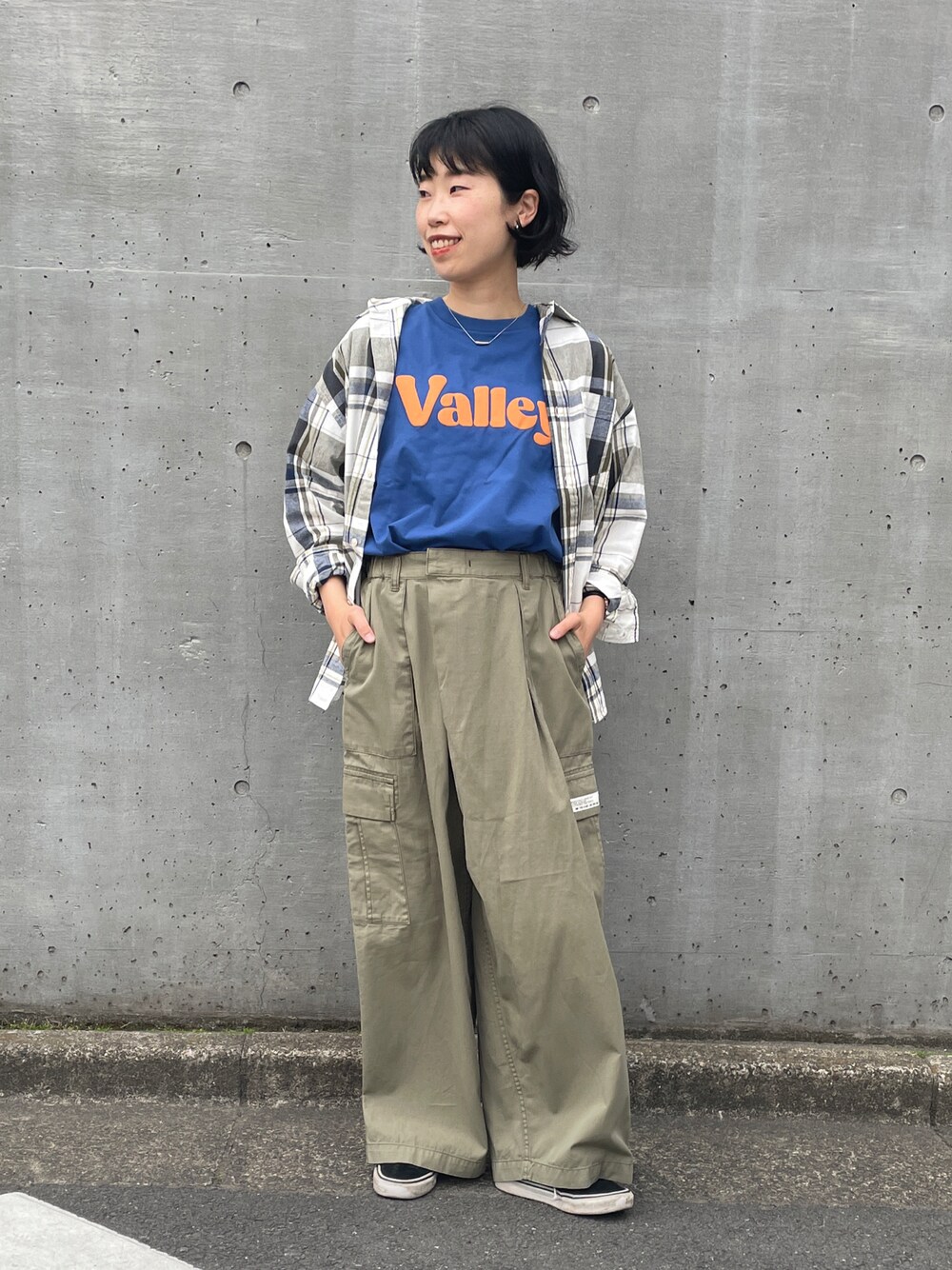 「CUBE SUGAR、タックパンツ、カーゴパンツ、ワークパンツ、ロゴT、古着風コーデ、チェックシャツ、オトナカジュアル」｜「CUBE SUGARの汗ジミ防止カットソーロゴプリントTシャツ（Tシャツ/カットソー、ブルー系）」を使った、よしかわさん（レディース・160cm）の春コーディネートの1枚目の写真