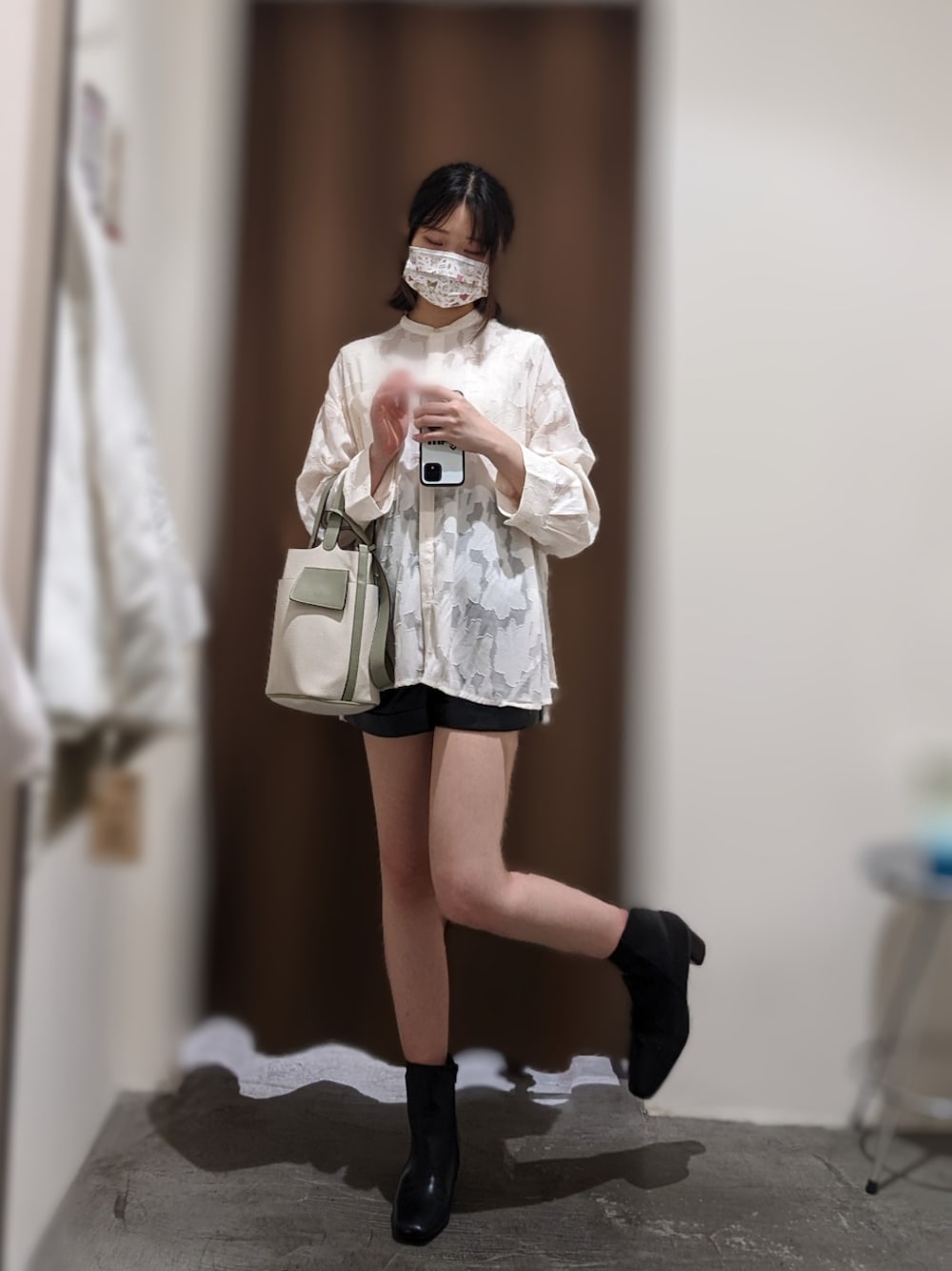 グリーン系のハンドバッグ、ホワイト系のシャツ/ブラウス、ブラック系のその他パンツを着用したレディースの秋コーディネートの1枚目の写真