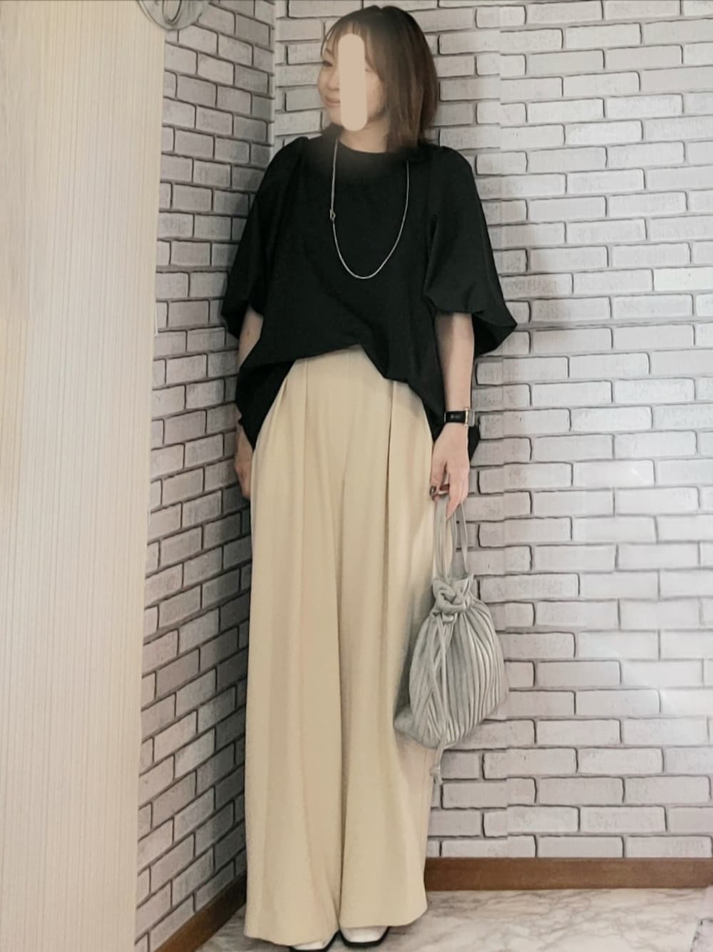 「きれいめカジュアル、大人カジュアル、大人コーデ、40代、低身長、バルーンスリーブ、カラーパンツ、ワイドパンツ、ミュール、プリーツバッグ」｜「URBAN RESEARCH Sonny Labelの『UR TECH Smart Linen Touch』ボリュームスリーブブラウス（シャツ/ブラウス、グレー系）」を使った、numacoさん（レディース・150cm）の春コーディネートの1枚目の写真