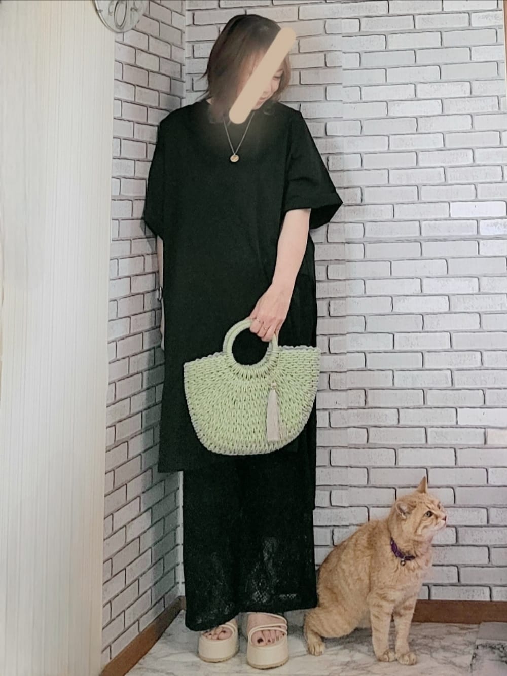「きれいめカジュアル、大人カジュアル、大人コーデ、40代、低身長、ブラックコーデ、ワントーンコーデ、チュニック、スリット、レースパンツ、ストラップサンダル、厚底サンダル、かごバッグ、ネコ」｜「JOURNAL STANDARDの《追加2》クリアジャージー クルーネックスリットチュニックプルオーバー（Tシャツ/カットソー、ブラック系）」を使った、numacoさん（レディース・150cm）の夏コーディネートの1枚目の写真