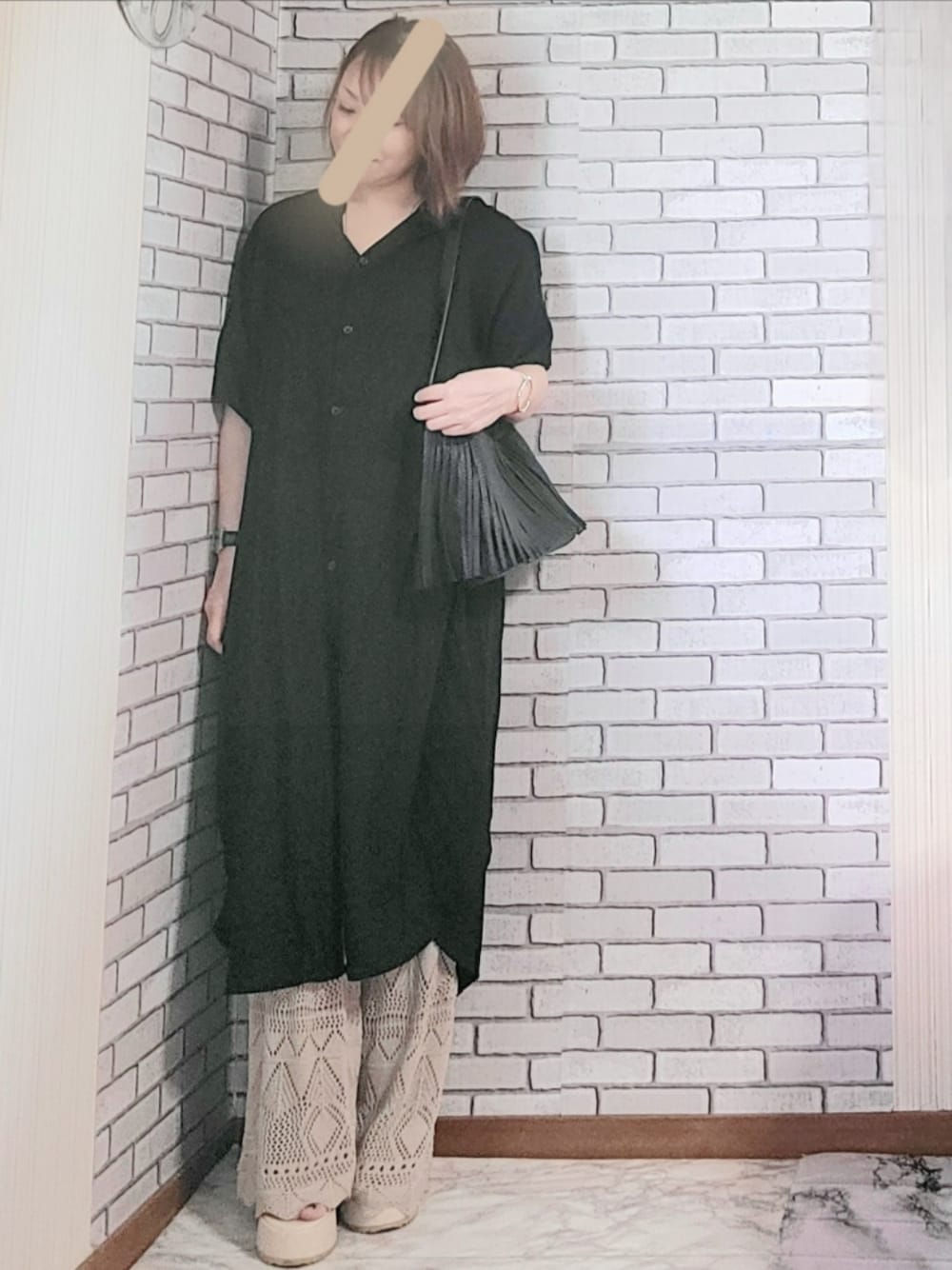 「きれいめカジュアル、大人カジュアル、大人コーデ、40代、低身長、プチプラ、シャツワンピ、レースパンツ、厚底サンダル、フリンジバッグ」｜「SHOO・LA・RUEのふわり軽い コットンシフォン ロングシャツ（シャツ/ブラウス、ブラック系）」を使った、numacoさん（レディース・150cm）の夏コーディネートの1枚目の写真