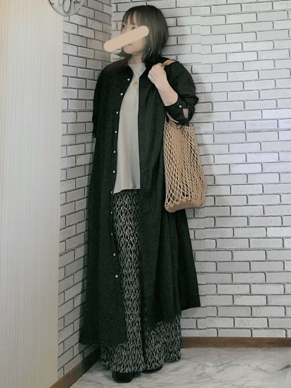 「きれいめカジュアル、大人カジュアル、大人コーデ、40代、低身長、シャツワンピ、ロングシャツ、Tシャツ、プリーツパンツ、厚底サンダル、かごバッグ」｜「ITEMS URBANRESEARCHのアイテム（シャツワンピース、ブラック系）」を使った、numacoさん（レディース・150cm）の春コーディネートの1枚目の写真