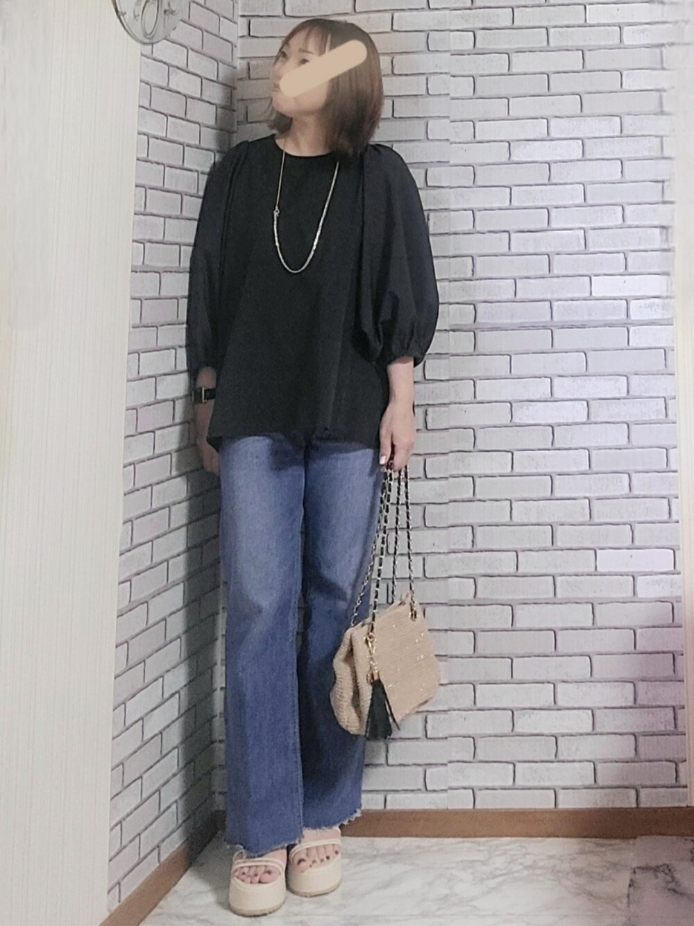 「きれいめカジュアル、大人カジュアル、大人コーデ、40代、低身長、夏コーデ、ボリューム袖、フレアデニム、厚底サンダル、チェーンネックレス、ストラップサンダル、かごバッグ」｜「URBAN RESEARCH Sonny Labelの『UR TECH Smart Linen Touch』ボリュームスリーブブラウス（シャツ/ブラウス、グレー系）」を使った、numacoさん（レディース・150cm）の夏コーディネートの1枚目の写真
