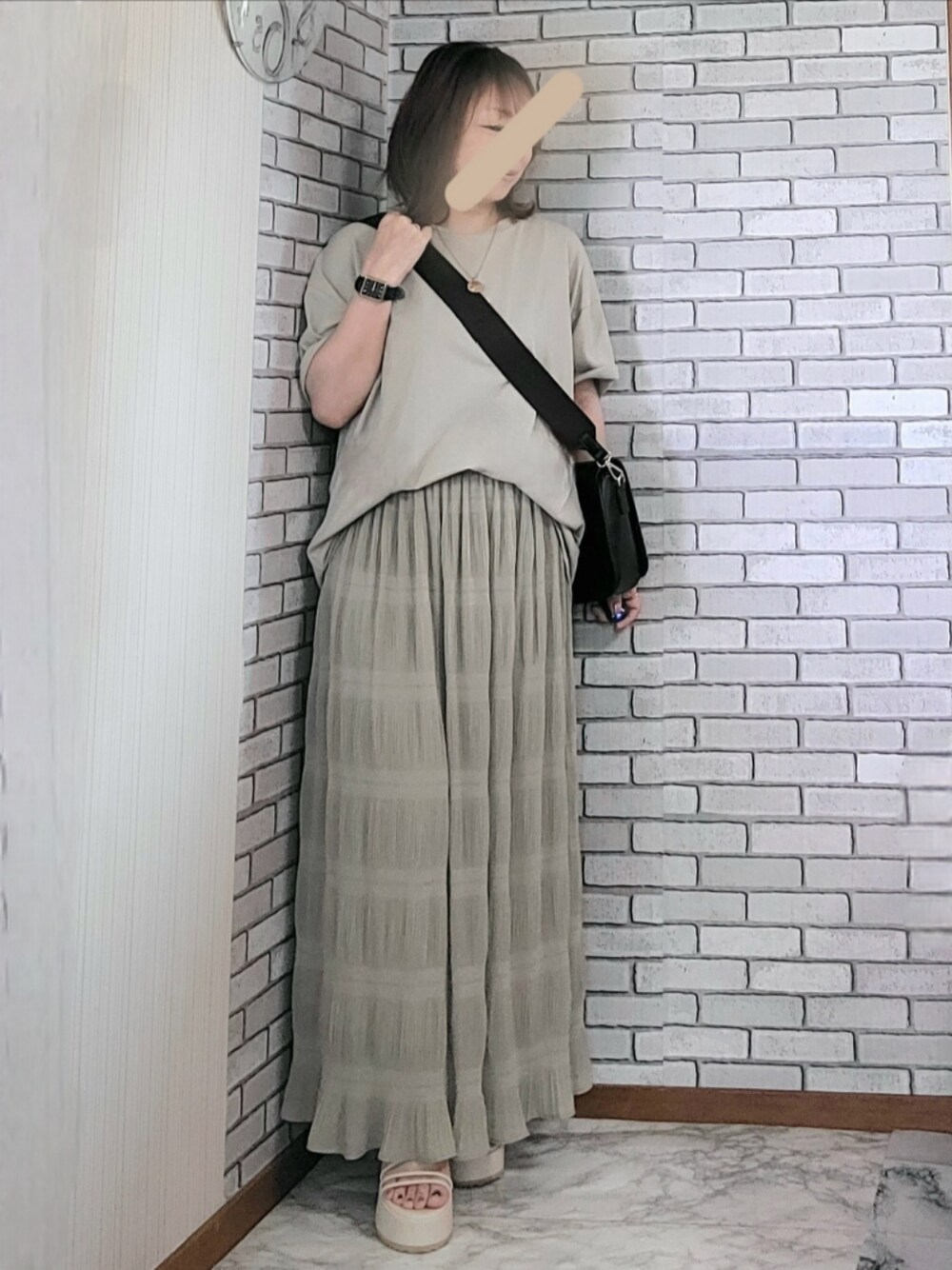 「きれいめカジュアル、大人カジュアル、大人コーデ、40代、低身長、くすみカラー、Tシャツ、ティアードスカート、ピスタチオ、ストラップサンダル、厚底サンダル、ショルダーバッグ」｜「JOURNAL STANDARD relumeの■ハイツイストコットンハーフスリーブ（Tシャツ/カットソー、ベージュ系）」を使った、numacoさん（レディース・150cm）の夏コーディネートの1枚目の写真