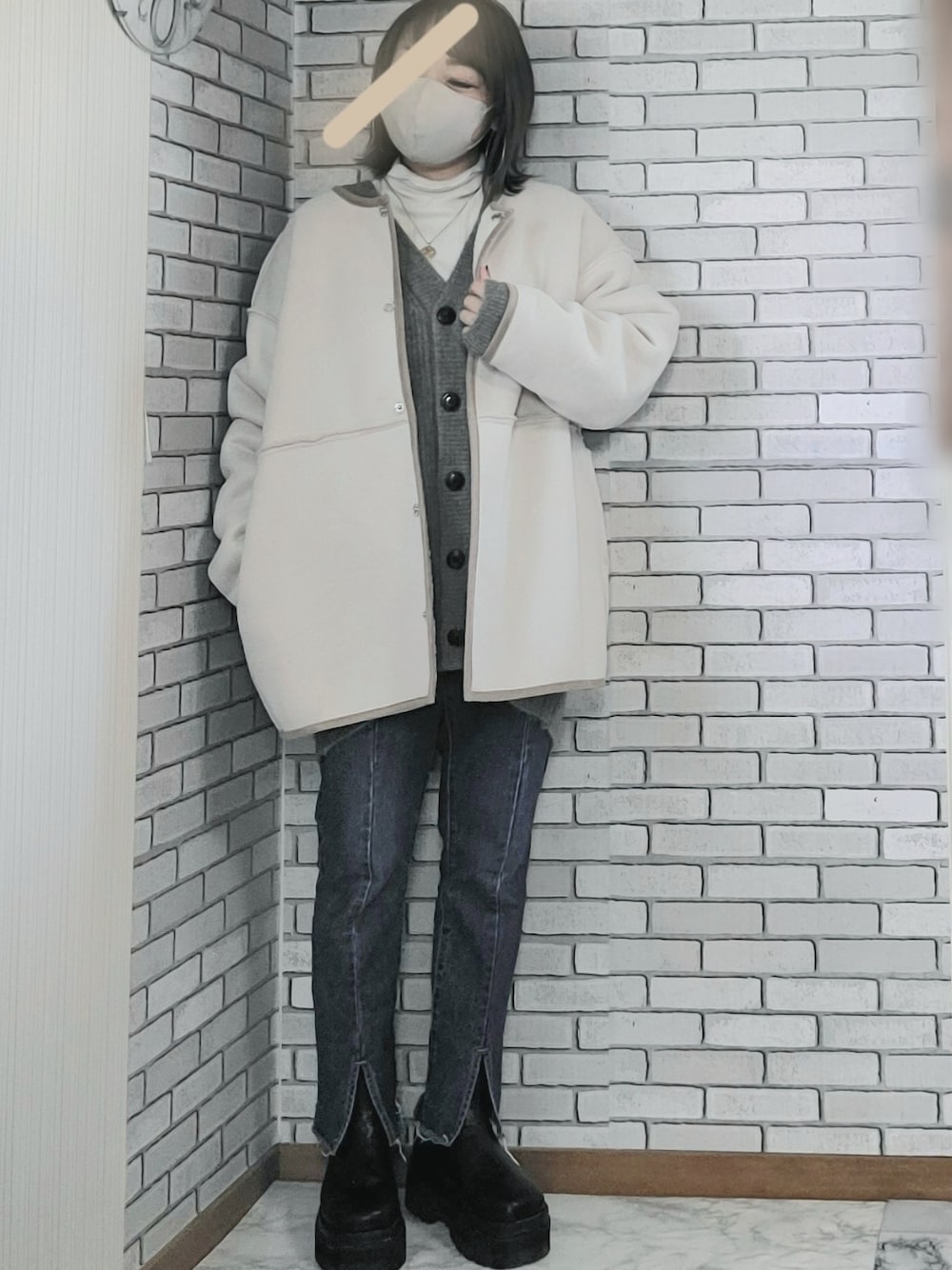「きれいめカジュアル、大人カジュアル、大人コーデ、40代、低身長、ボアコート、リバーシブル、カーディガン、フィンガーホール、フレアデニム、スリット、サイドゴアブーツ」｜「Re:EDITのリバーシブルボアフェイクムートンコート（ムートンコート、ホワイト系）」を使った、numacoさん（レディース・150cm）の冬コーディネートの1枚目の写真