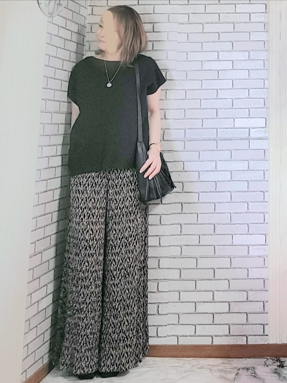 「きれいめカジュアル、大人カジュアル、大人コーデ、40代、低身長、サマーニット、柄パンツ、プリーツパンツ、厚底サンダル、フリンジバッグ、コインネックレス」｜「ITEMS URBANRESEARCHのアイテム（ニット/セーター、ブラック系）」を使った、numacoさん（レディース・150cm）の夏コーディネートの1枚目の写真