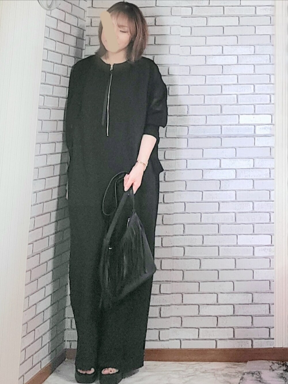 「きれいめカジュアル、オトナカジュアル、大人コーデ、40代、低身長、ブラックコーデ、シアーカーディガン、オールインワン、厚底サンダル、フリンジバッグ、イヤーカフ」｜「JOURNAL STANDARD relumeのシアーVカーディガン（カーディガン/ボレロ、ブラック系）」を使った、numacoさん（レディース・150cm）の夏コーディネートの1枚目の写真